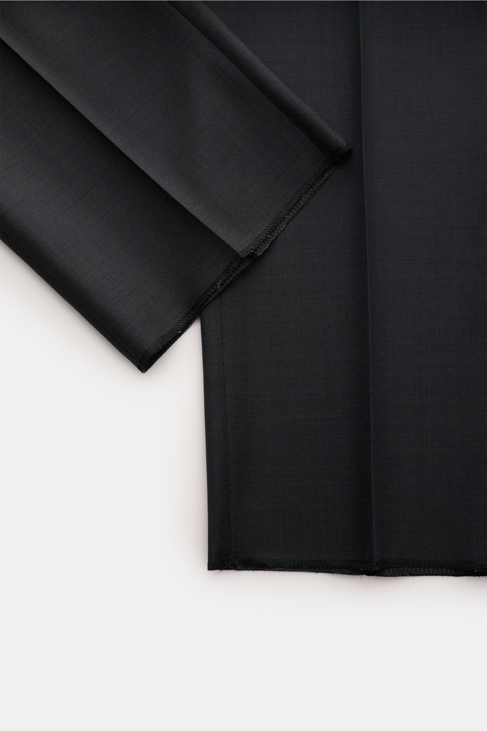 Zegna Anzug anthrazit aus feinem Twill-Schurwolle, Slim Fit, detailreich fotografiert von unten mit sichtbaren Ärmelenden und Saum.