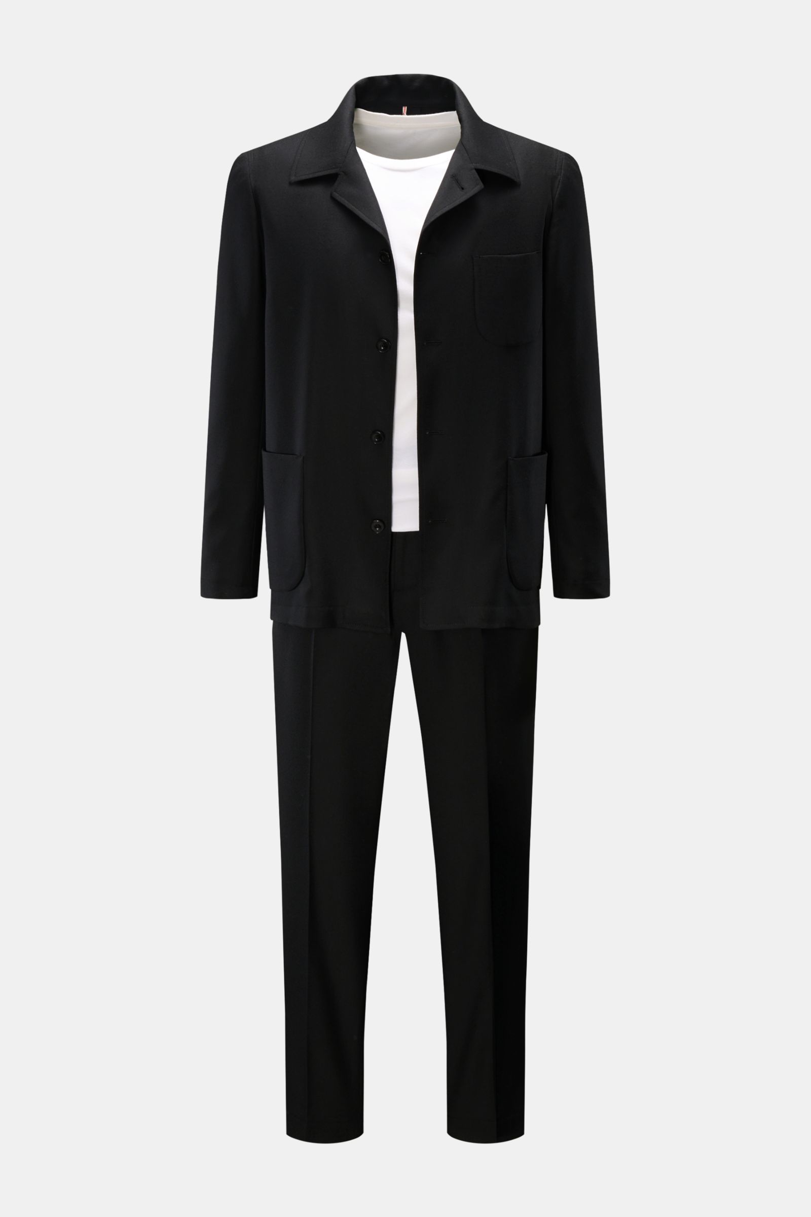 Santaniello Anzug schwarz, frontale Ansicht, lässiges Overshirt-Sakko mit Knöpfen, Brust- und Hüfttaschen, elastische Hose mit französischen Taschen.