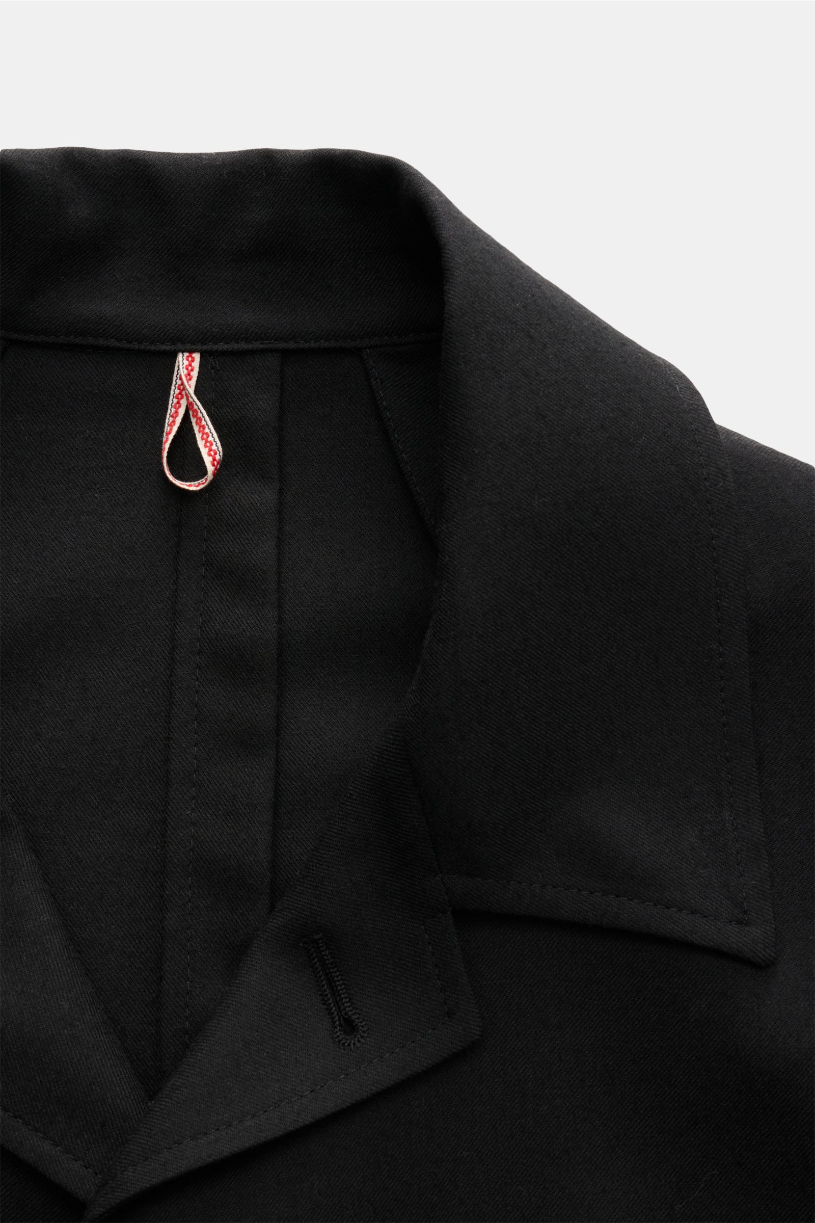 Santaniello Anzug schwarz, Detailaufnahme des Kragens aus Wolle-Microfaser-Mix, Regular Fit, weicher Griff, feiner Twill, Overshirt-Stil.