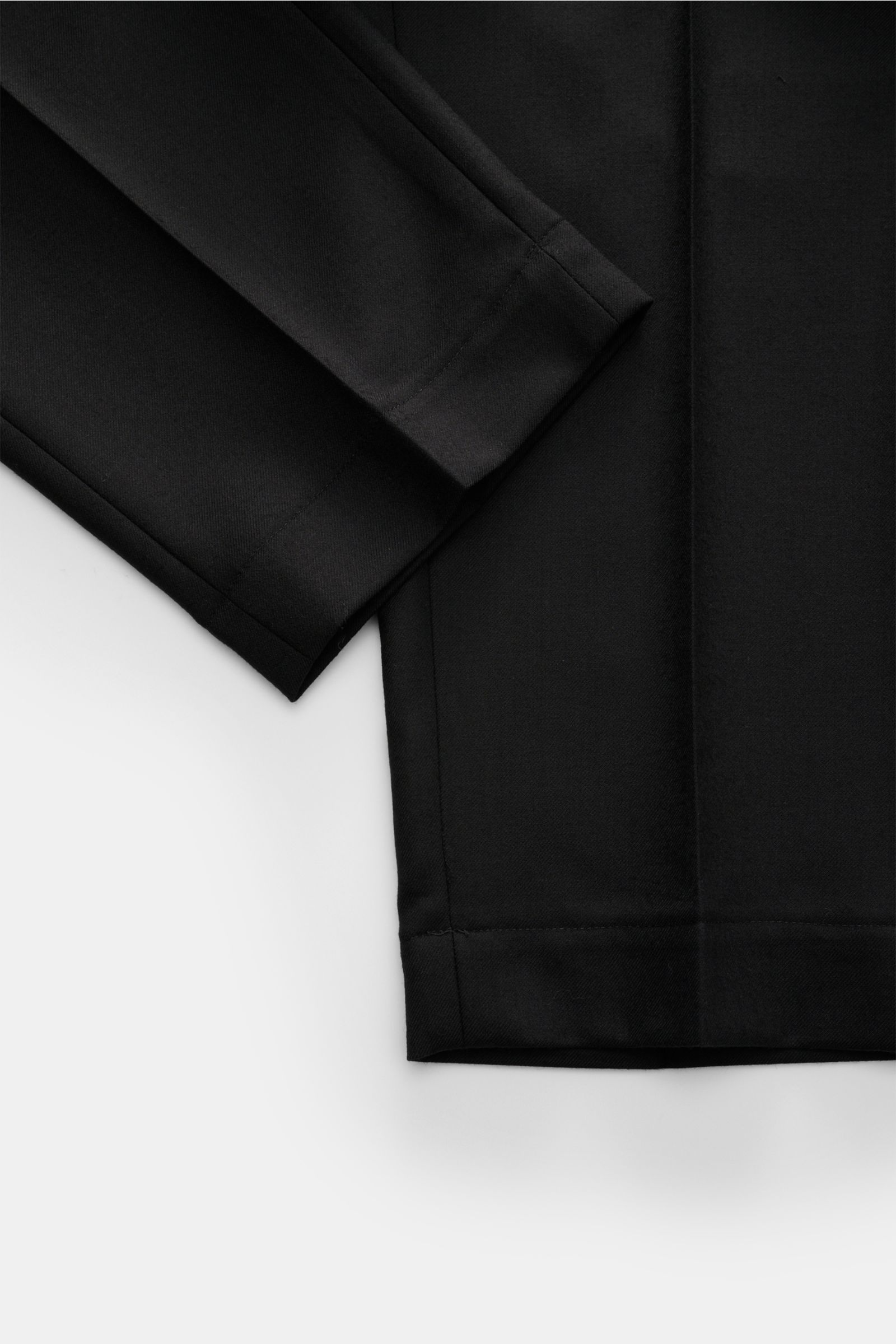 Santaniello Anzug schwarz, Detailaufnahme von Ärmel- und Saumabschluss, weicher Woll-Microfaser-Mix, Regular Fit, leichter Twill, eleganter Casual-Look.