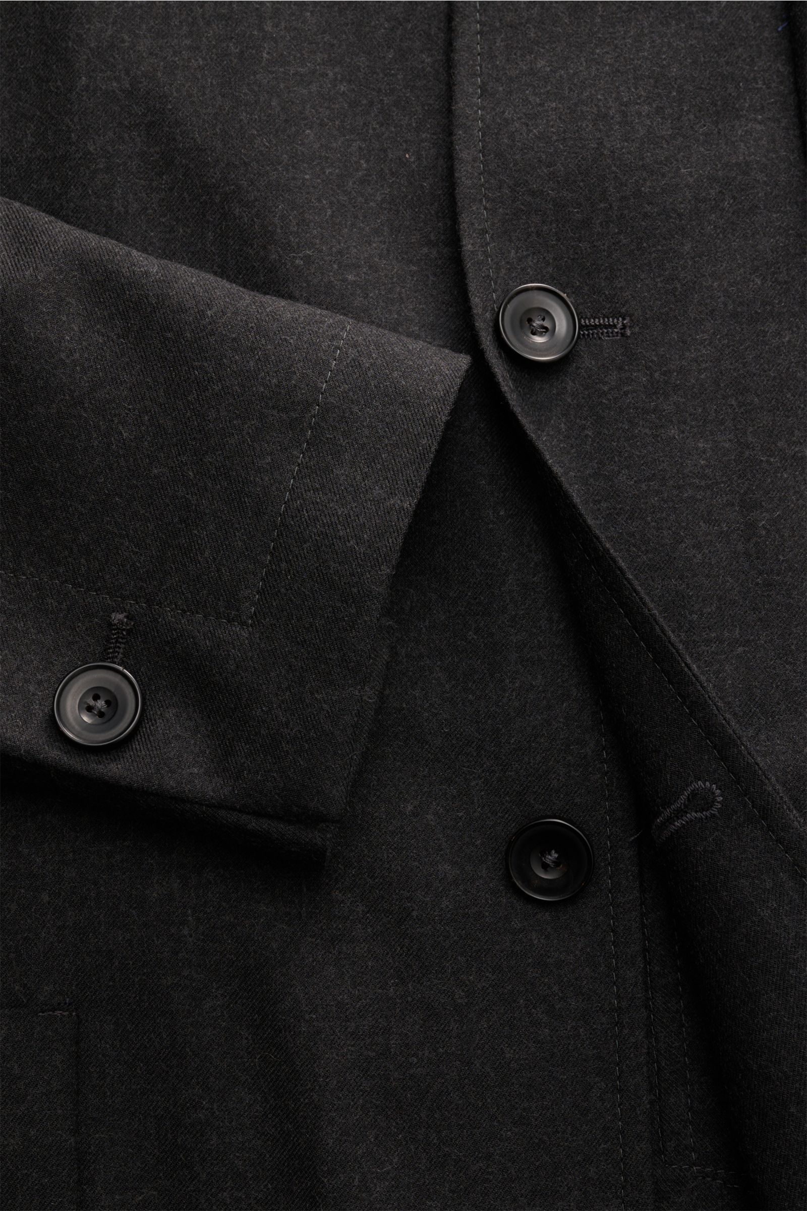 Close-up front view of the Santaniello Anzug dunkelgrau meliert jacket sleeve and button details, showing fine twill fabric, soft wool-microfiber blend, and regular fit with four-button placket.