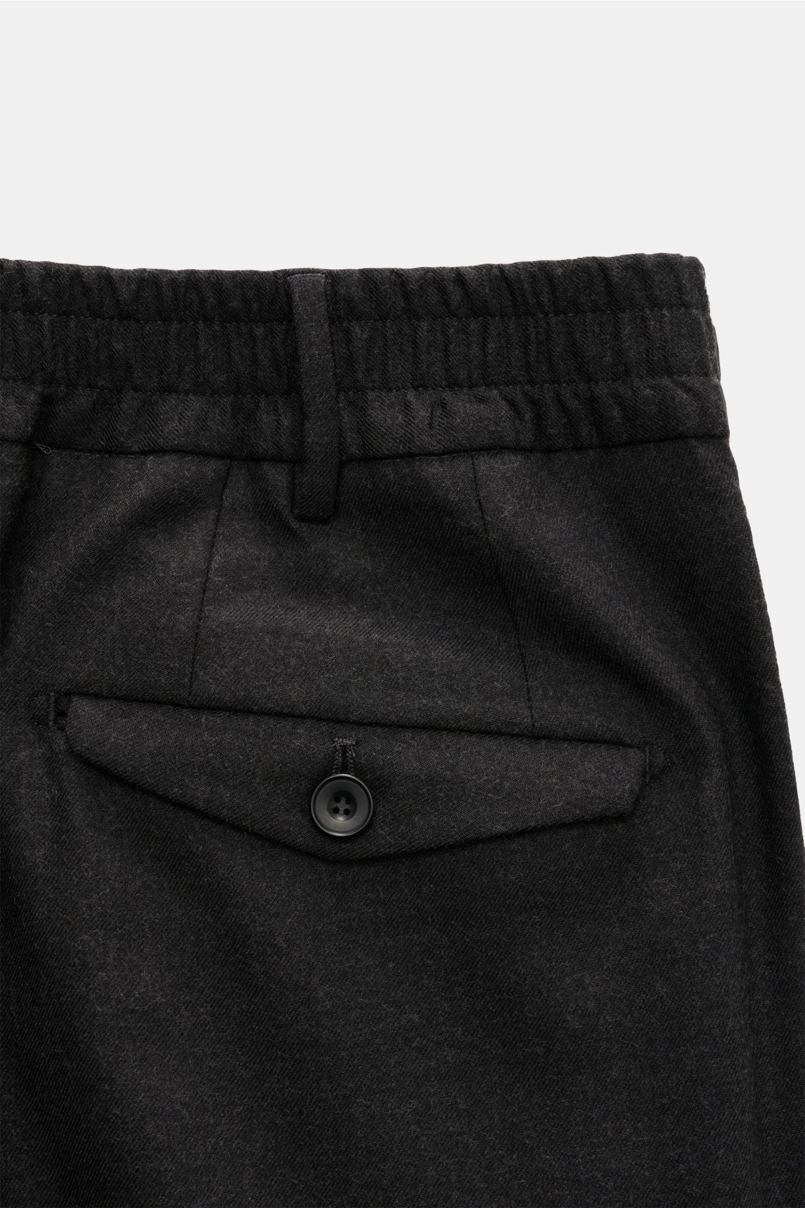 Santaniello Anzug dunkelgrau meliert shown from close-up rear view, highlighting buttoned back pocket on wool-microfiber blend pants with elastic waistband, soft twill, and fine details for a casual, stylish business look.