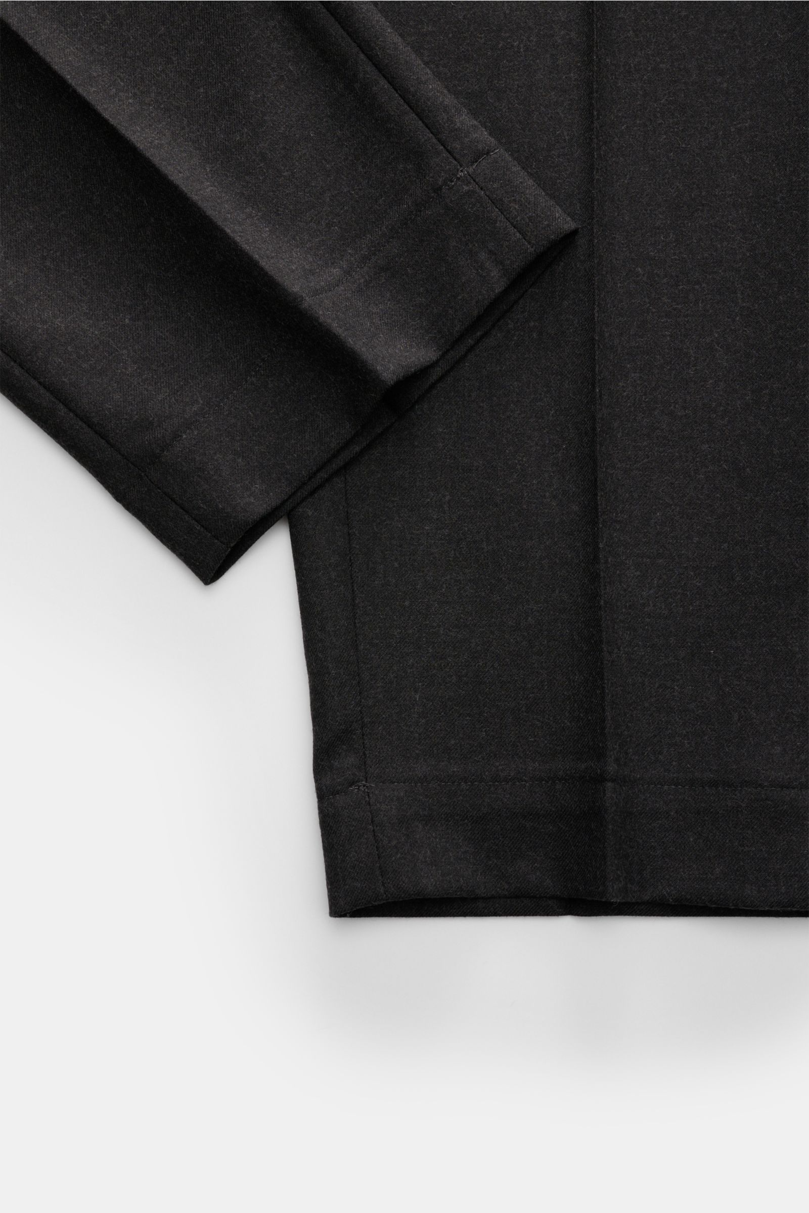 Close-up view of the sleeve and hem of the Santaniello Anzug dunkelgrau meliert, a stylish, relaxed dark grey melange suit in wool-microfiber mix with soft twill, regular fit, and lightweight elastic quality for high comfort.