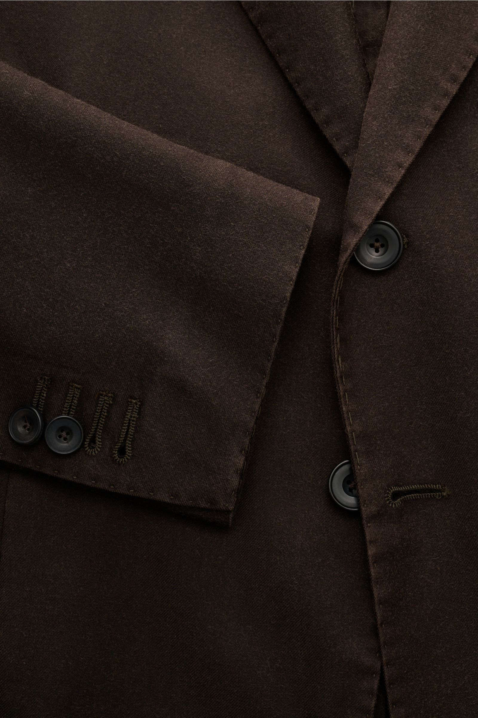 Nahaufnahme des Santaniello Anzugs dunkelbraun aus Super 110's Wolle, zeigt tailliertes Sakko mit Knöpfen und fallendem Revers.