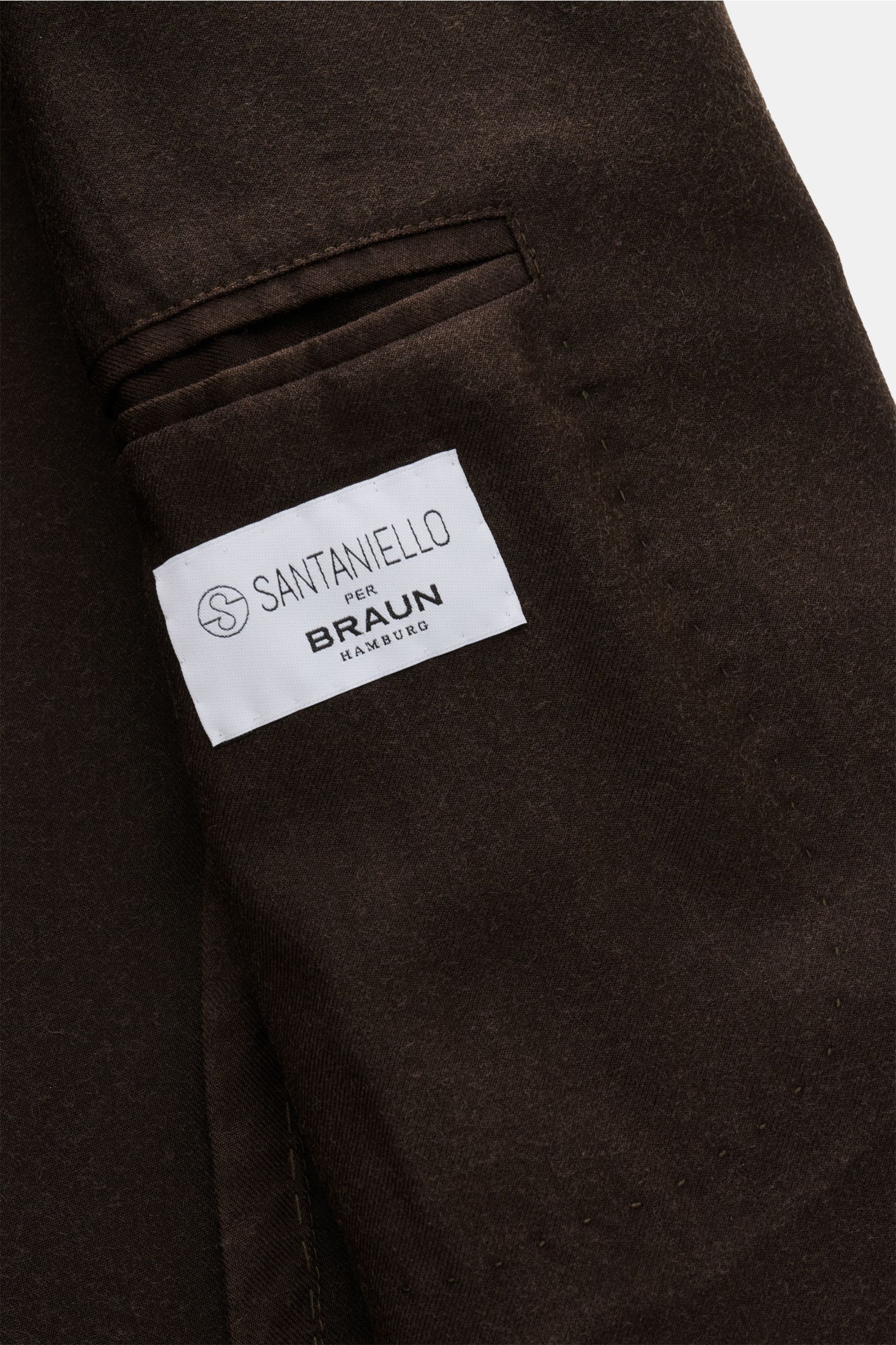 Nahaufnahme des dunkelbraunen Santaniello Anzugs aus reiner Super 110's Wolle mit Innenetikett, weichem Griff und Slim Fit, Vintage-Effekt sichtbar.