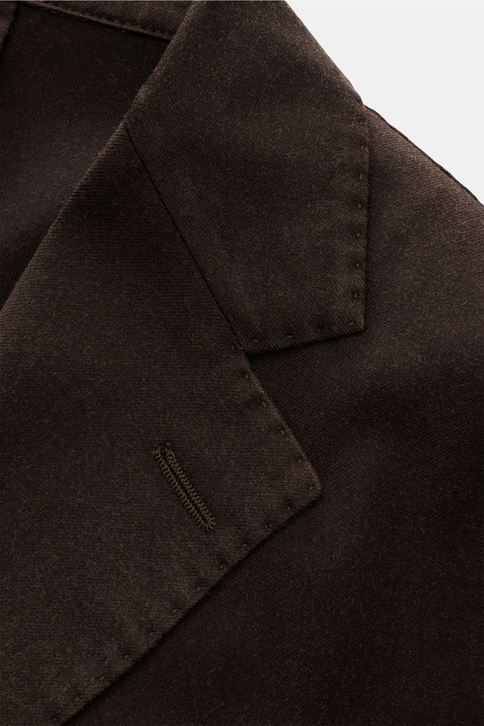 Santaniello Anzug dunkelbraun, Detailaufnahme Revers und Knopfloch, Slim Fit, Super 110's Wolle, leichter Vintage-Effekt, weicher Griff.