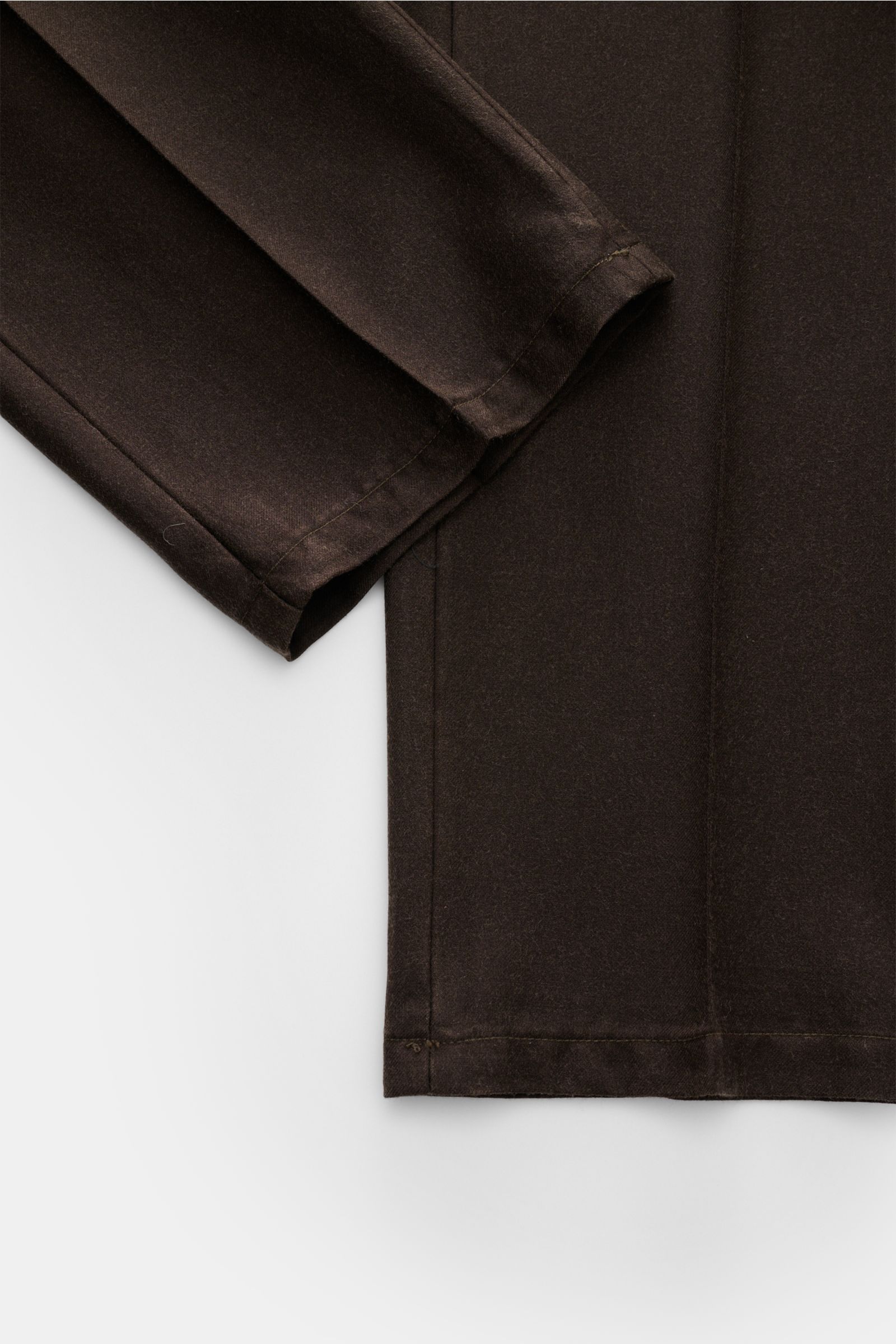 Santaniello Anzug dunkelbraun, Detailaufnahme der Hose mit leichter Bundfalte, französischen Taschen und weichem Super 110's Wollstoff.