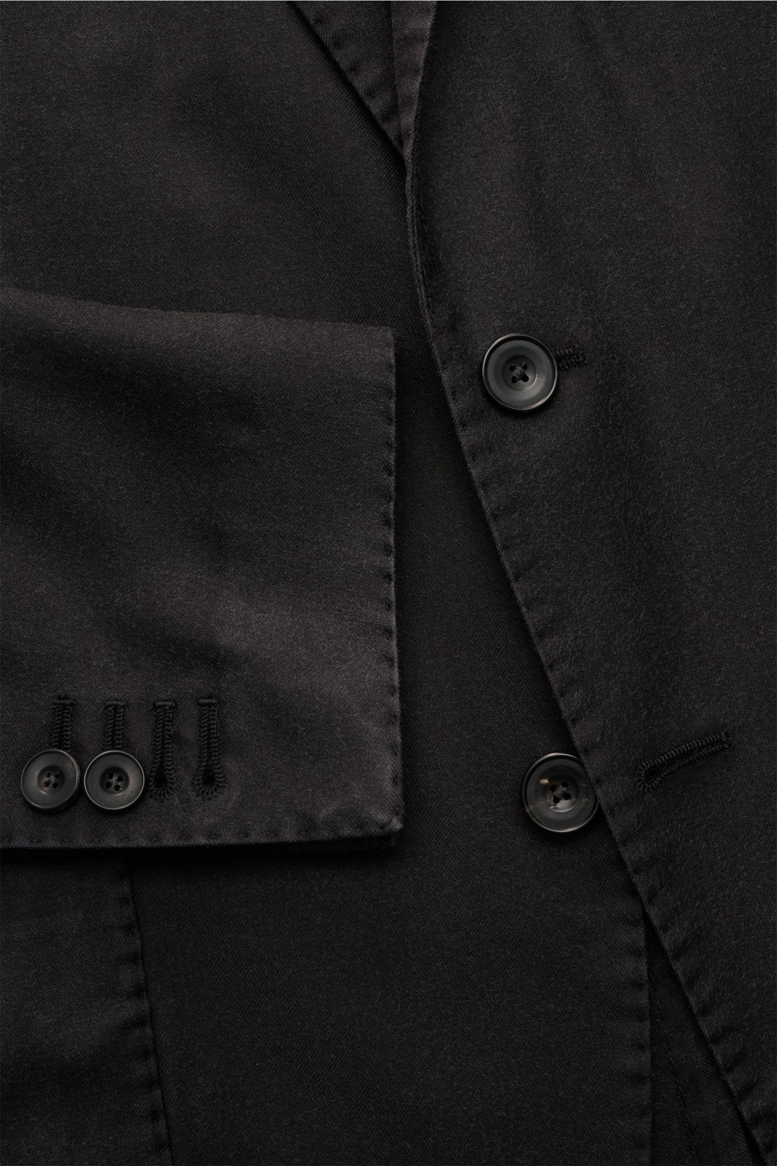 Close-up front view of the Santaniello Anzug dunkelgrau jacket sleeve and buttons, made of pure Super 110's wool with a soft grip, slim fit, and light vintage effect.