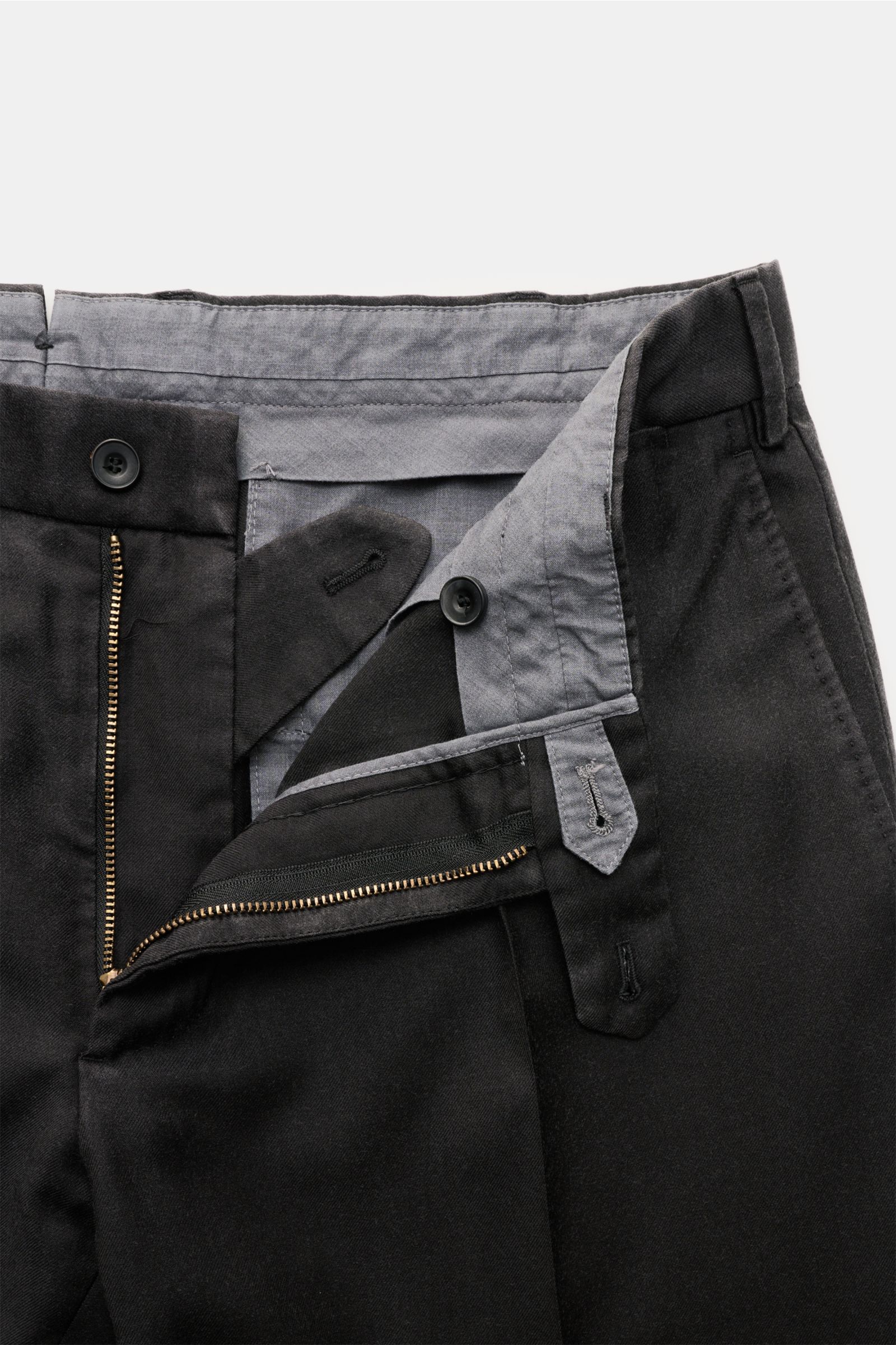 Close-up front view of Santaniello Anzug dunkelgrau pants with open zipper, button closure, and light grey inner lining, Slim Fit.