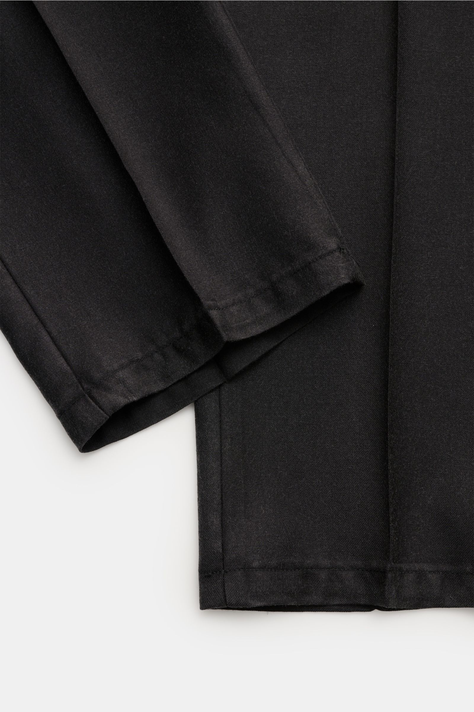Nahaufnahme des Santaniello Anzugs dunkelgrau, Fokus auf den weichen, leichten Stoff und Saum des Slim Fit Ärmels.