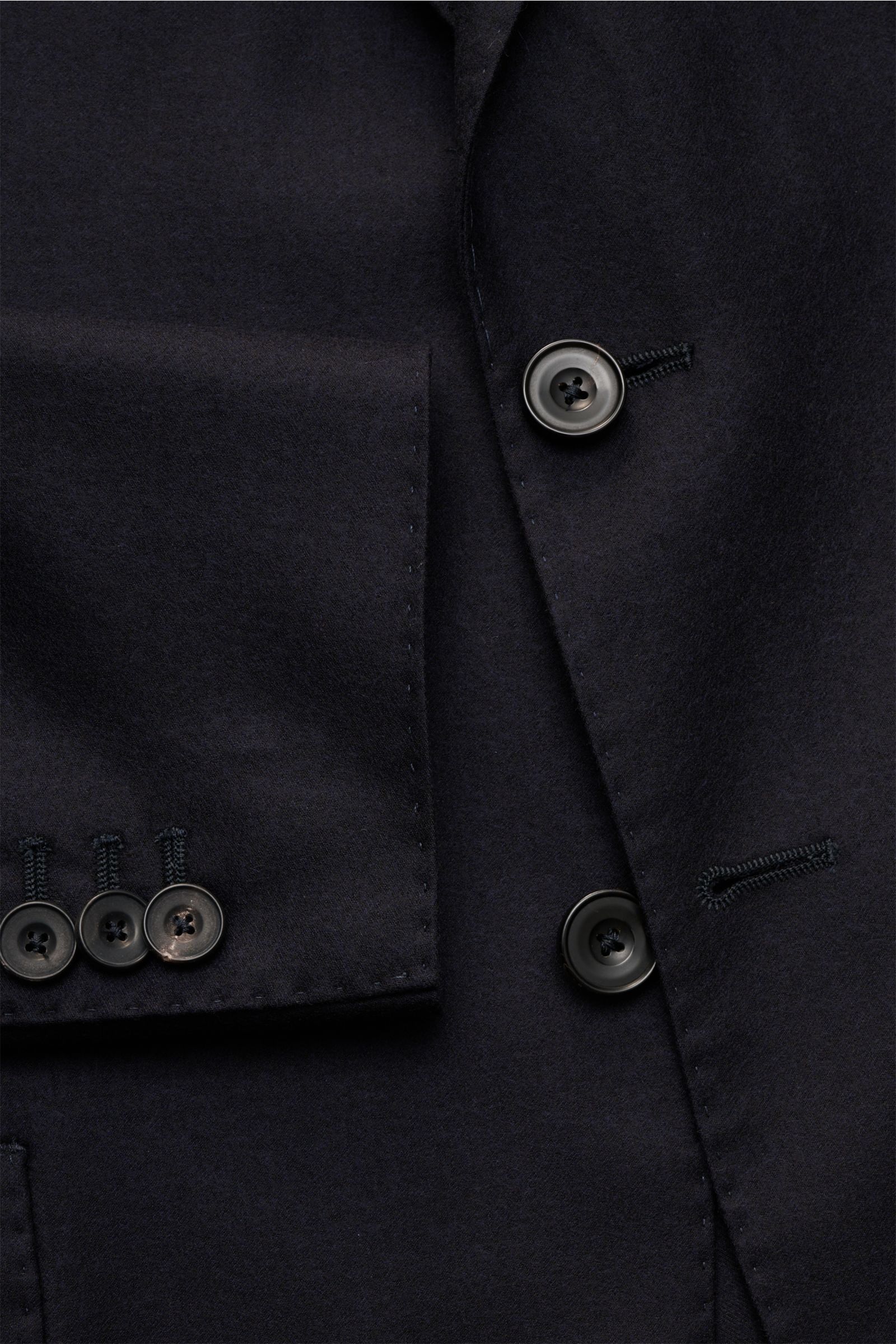 Nahaufnahme eines Santaniello Anzug navy aus Wolle und Cashmere im Unconstructed Design, Fokus auf tailliertes Sakko mit Zwei-Knopf-Stil, fallendem Revers und Kissing Buttons.