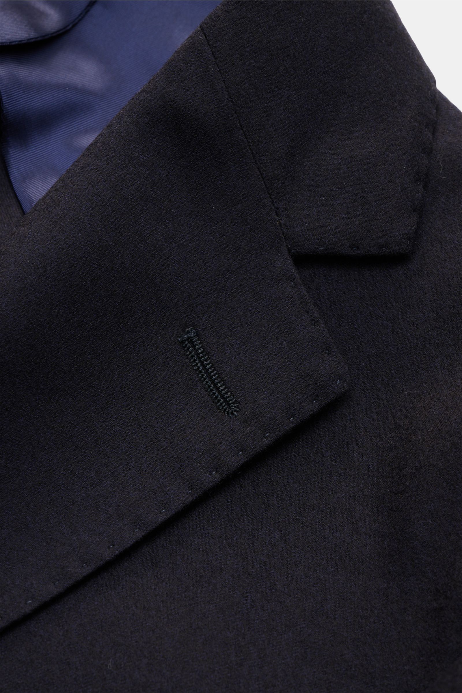 Nahaufnahme des fallenden Revers und Kragens vom Santaniello Anzug navy aus weichem Wolle-Cashmere-Mix im Unconstructed Design.