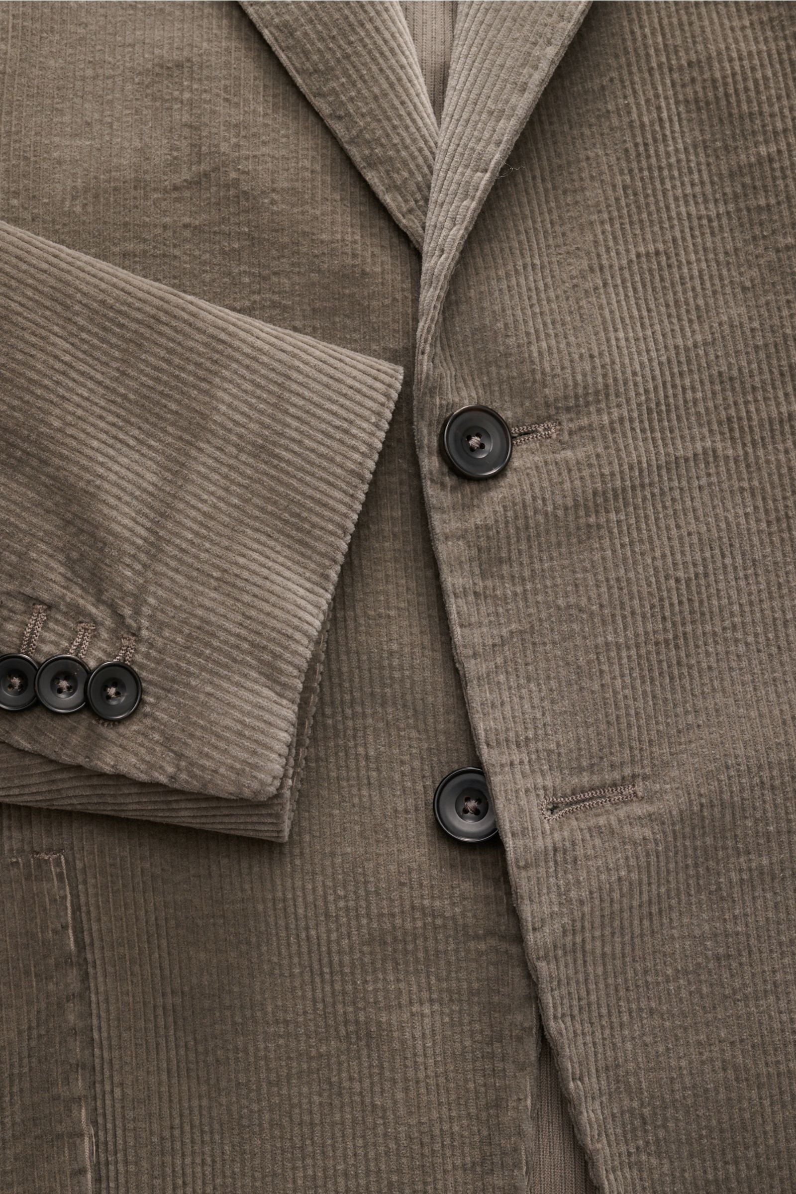 Close-up front view of the Santaniello Cord Anzug grau, a slim fit soft cotton-cashmere corduroy suit with two-button jacket and detailed stitching.