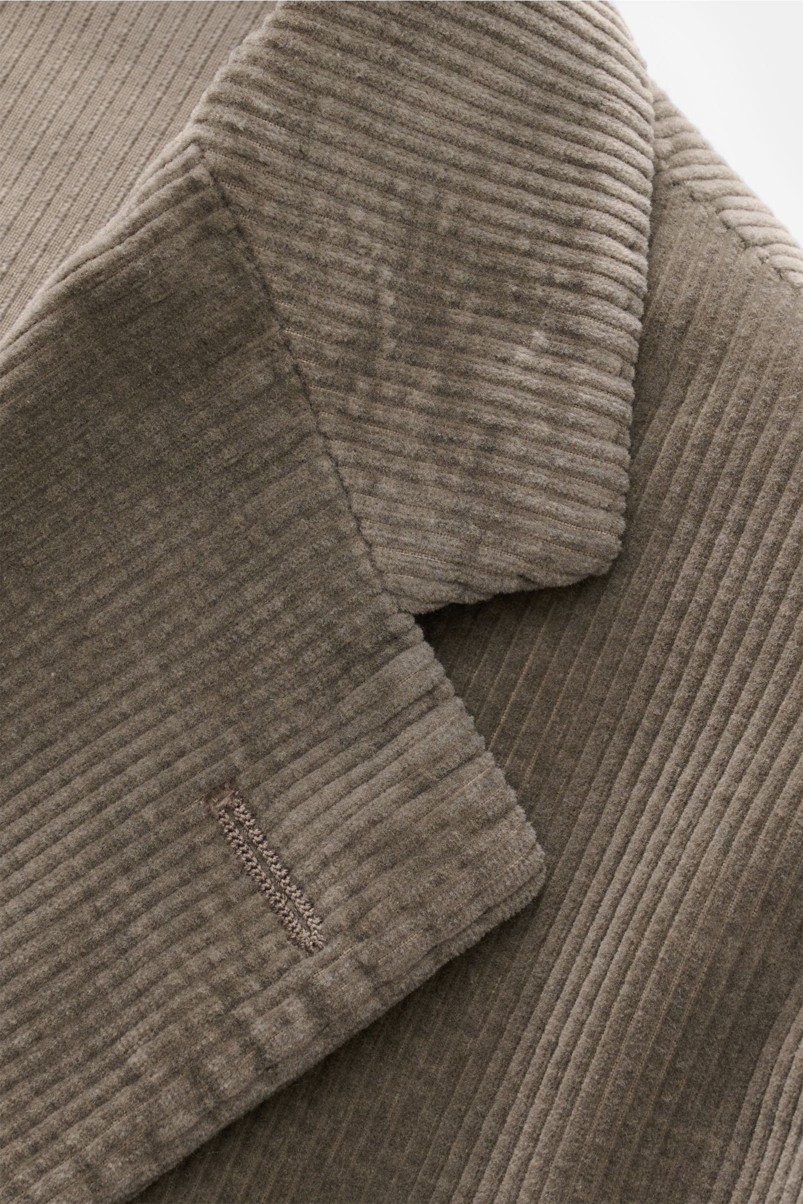Close-up front angle of Santaniello Cord Anzug grau showing soft cotton-cashmere cord fabric with fine ribbed texture and tailored details.