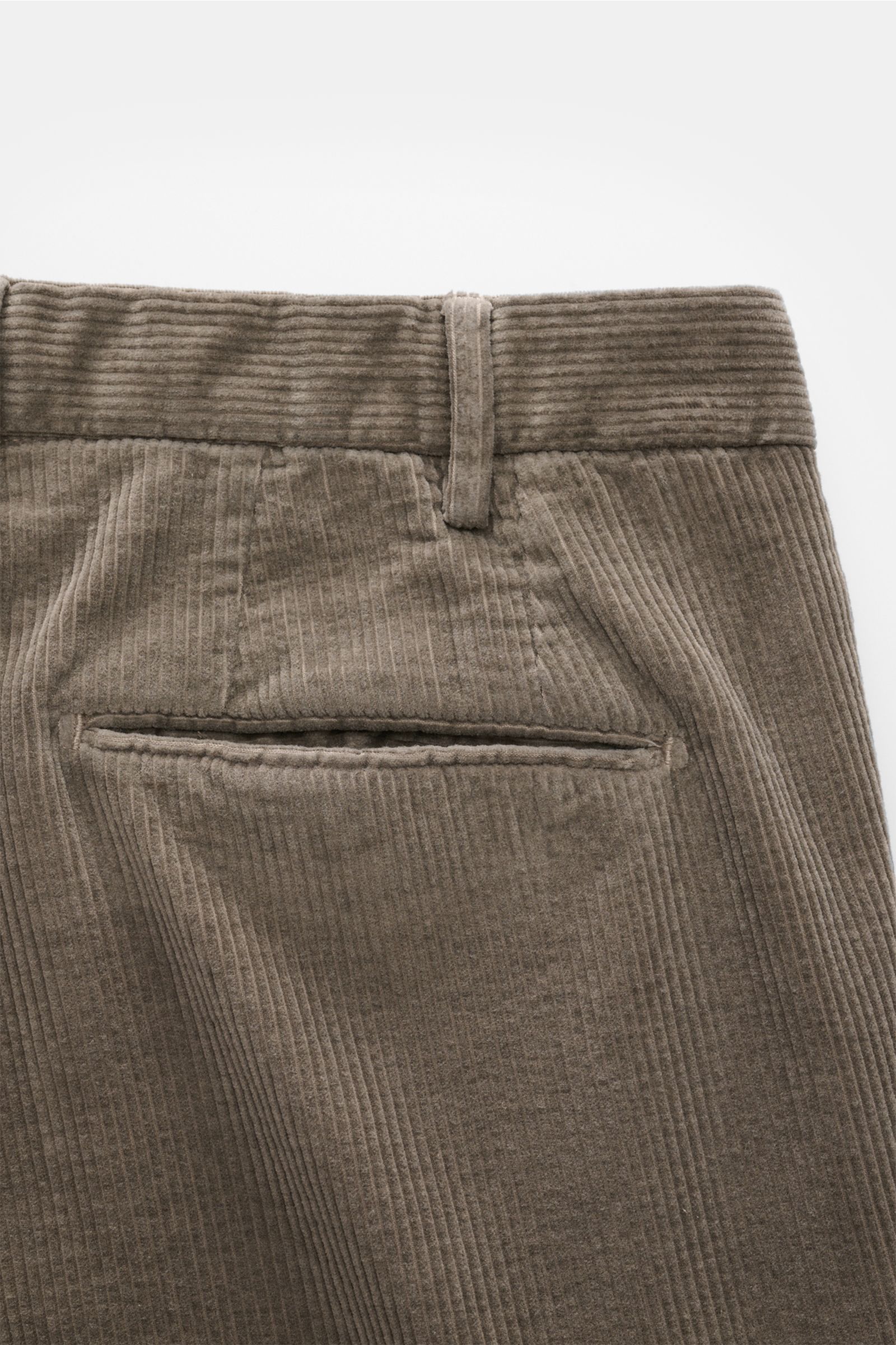 Close-up rear view of the Santaniello Cord Anzug grau pants, showcasing soft cotton-cashmere corduroy fabric with welted back pocket and belt loop.