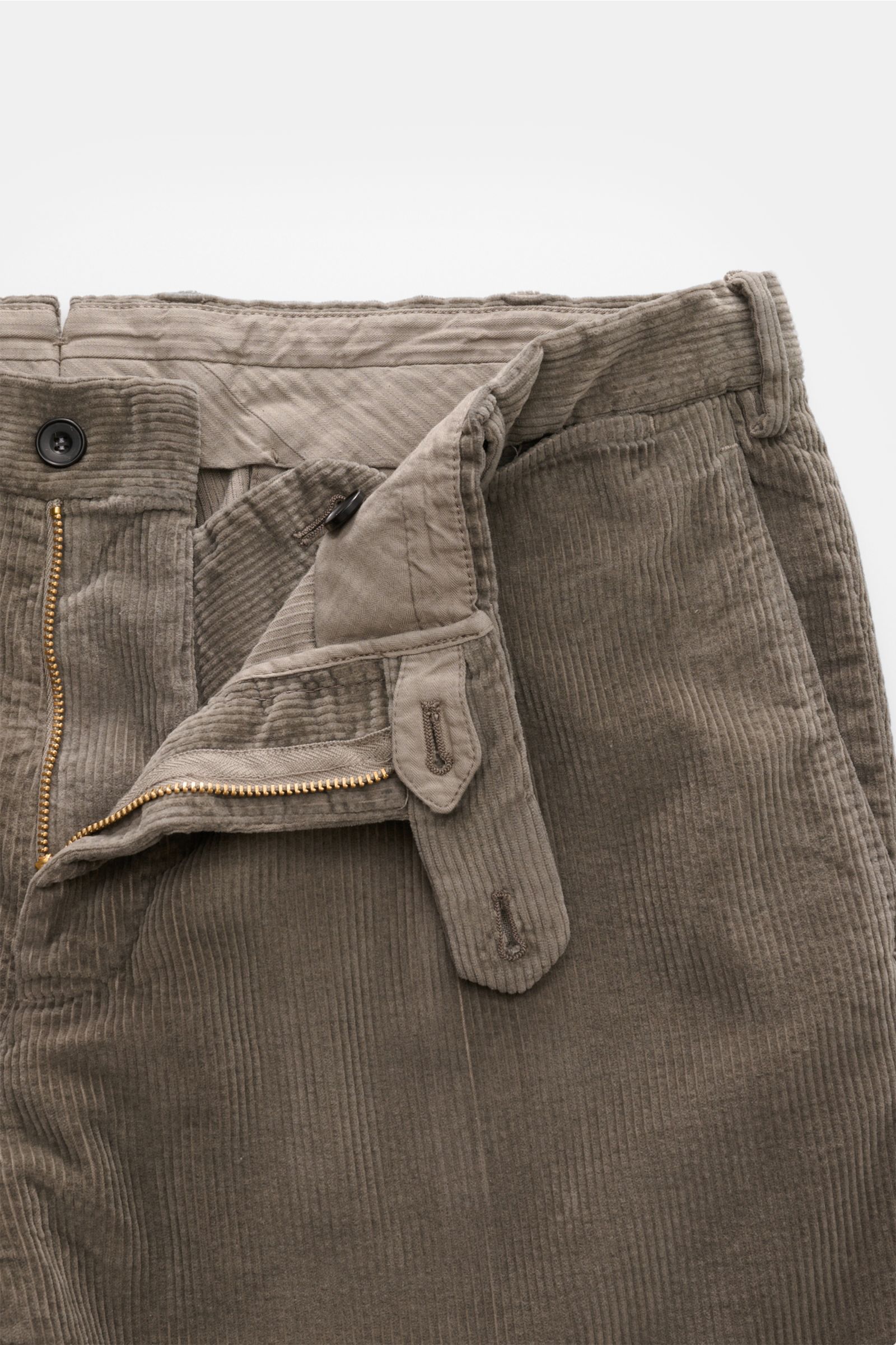 Close-up front view of the Santaniello Cord Anzug grau pants in soft cotton-cashmere corduroy, featuring a zipper, button, slim fit, and regular thigh width.