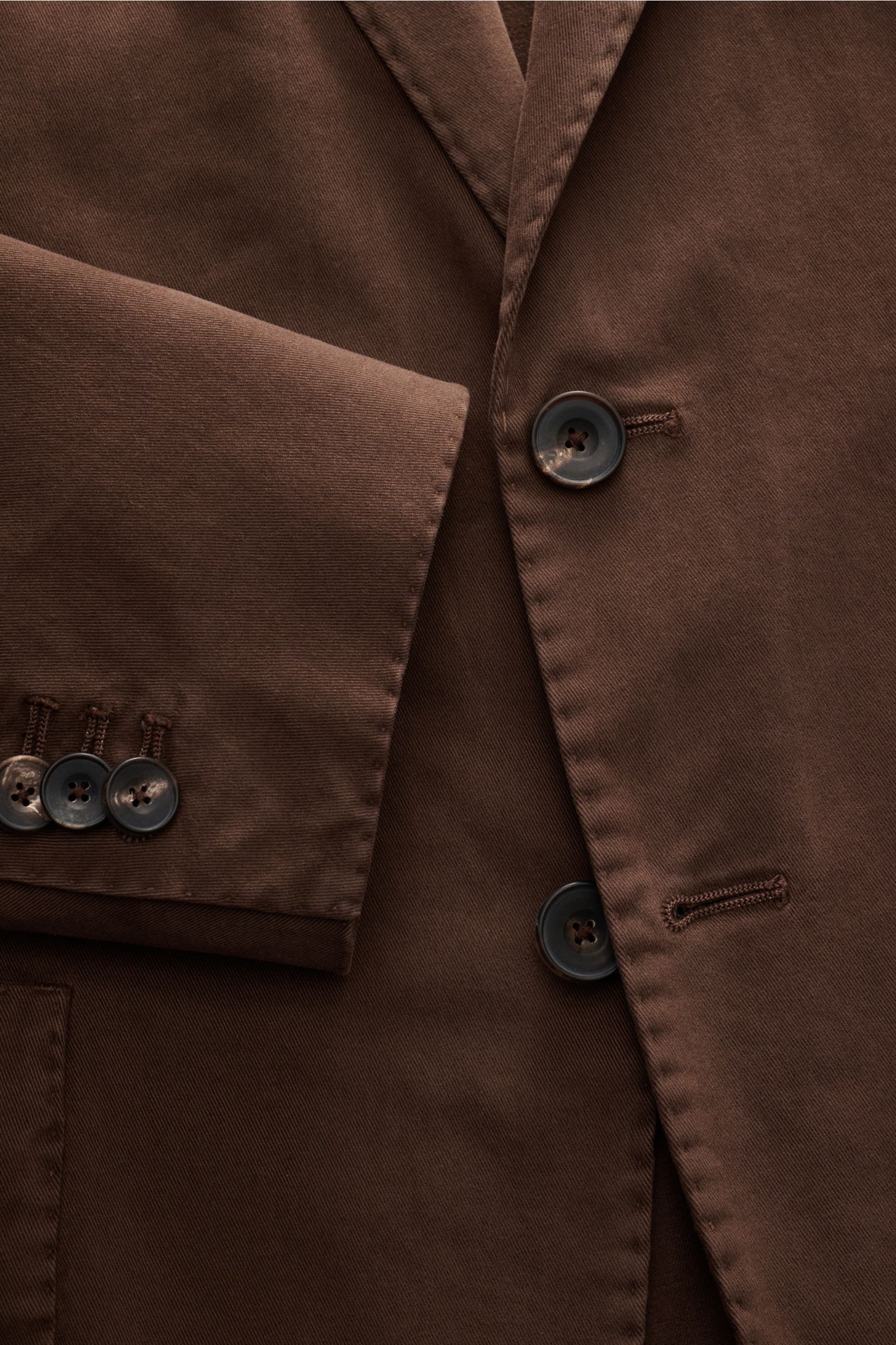 Close-up front view of the Santaniello Anzug taupe jacket made of soft, elastic cotton twill with slim fit, two-button style, and button details. Lässigkeit trifft Stil: Dieser Anzug von SANTANIELLO überzeugt mit einem softem Twill aus Baumwolle und dezen