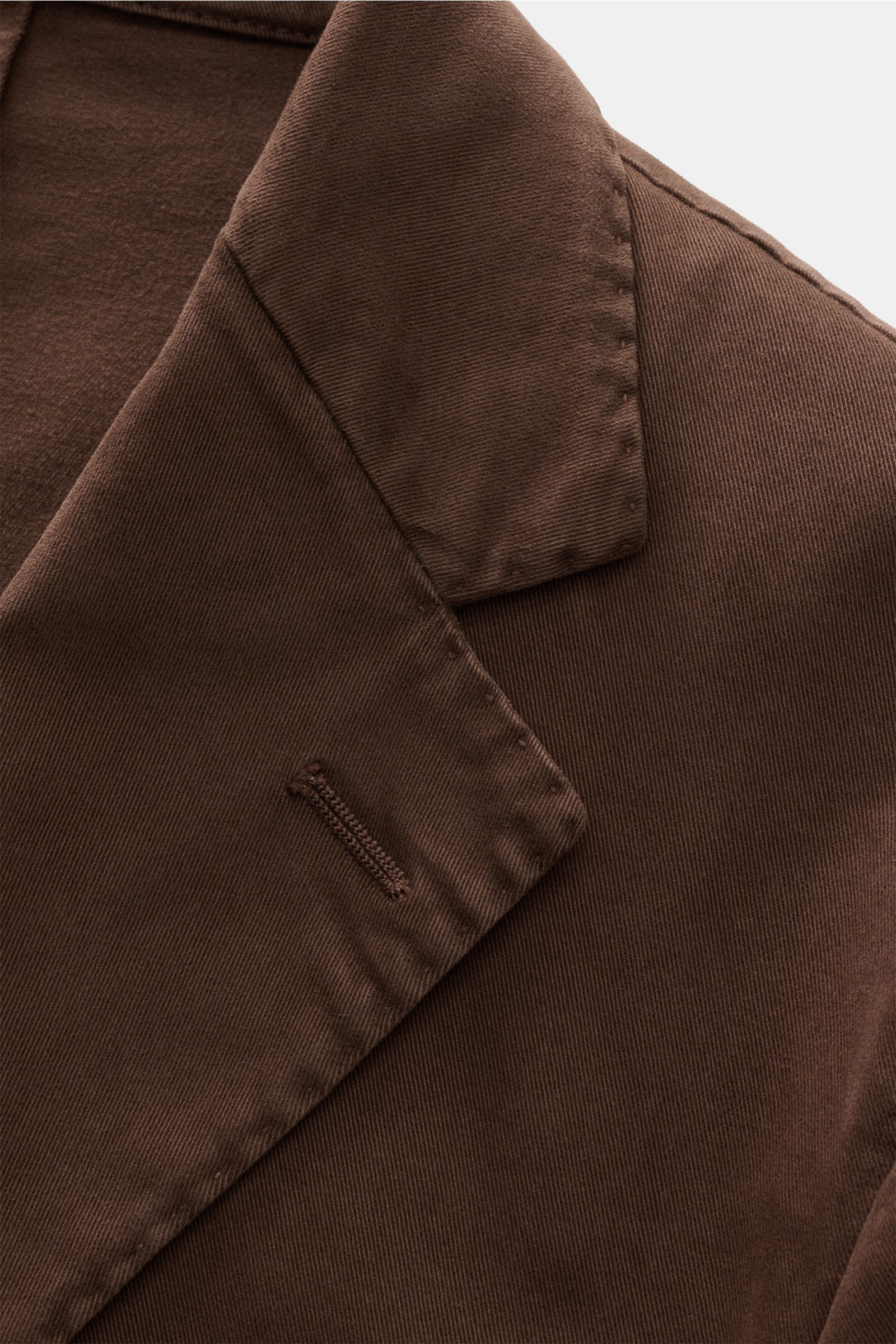 Close-up front angle of Santaniello Anzug taupe showing soft cotton twill fabric and detailed lapel stitching, highlighting its slim fit and vintage look. Lässigkeit trifft Stil: Dieser Anzug von SANTANIELLO überzeugt mit einem softem Twill aus Baumwolle 