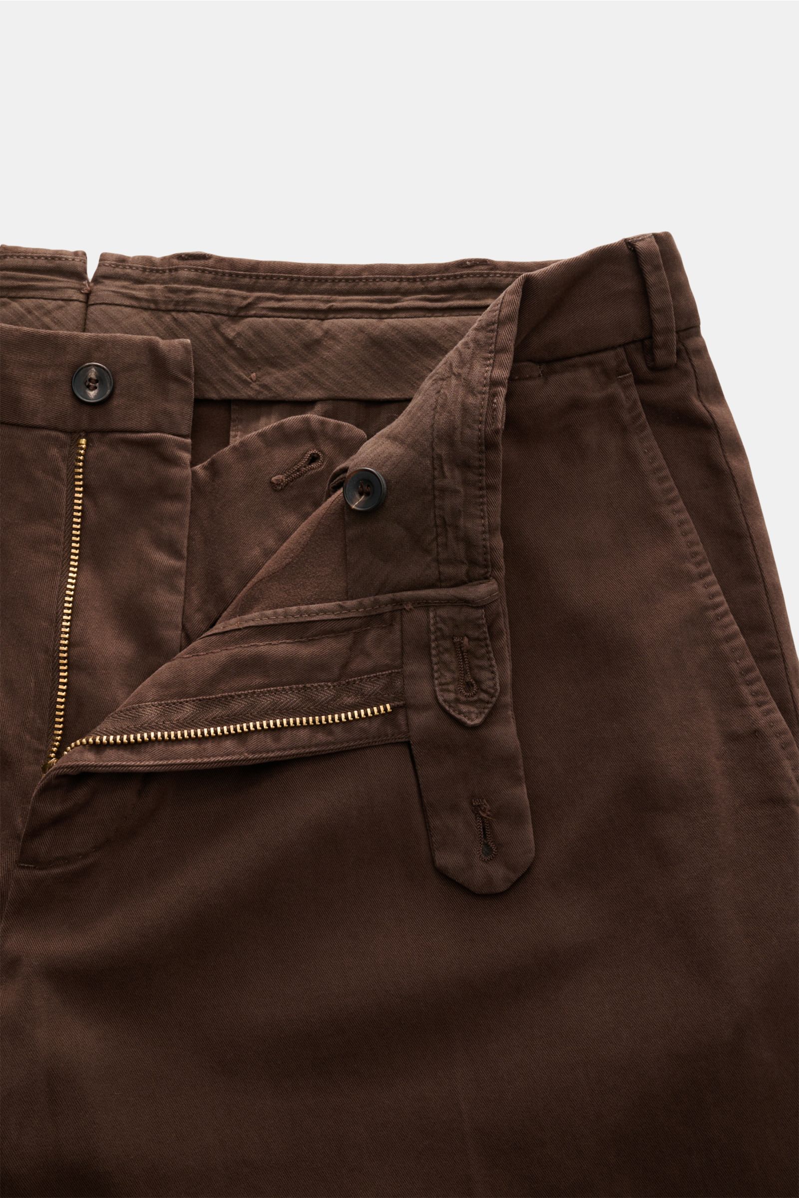 Close-up front view of the open zipper and button fly on the taupe pants of the Santaniello Anzug taupe, showing twill cotton fabric.