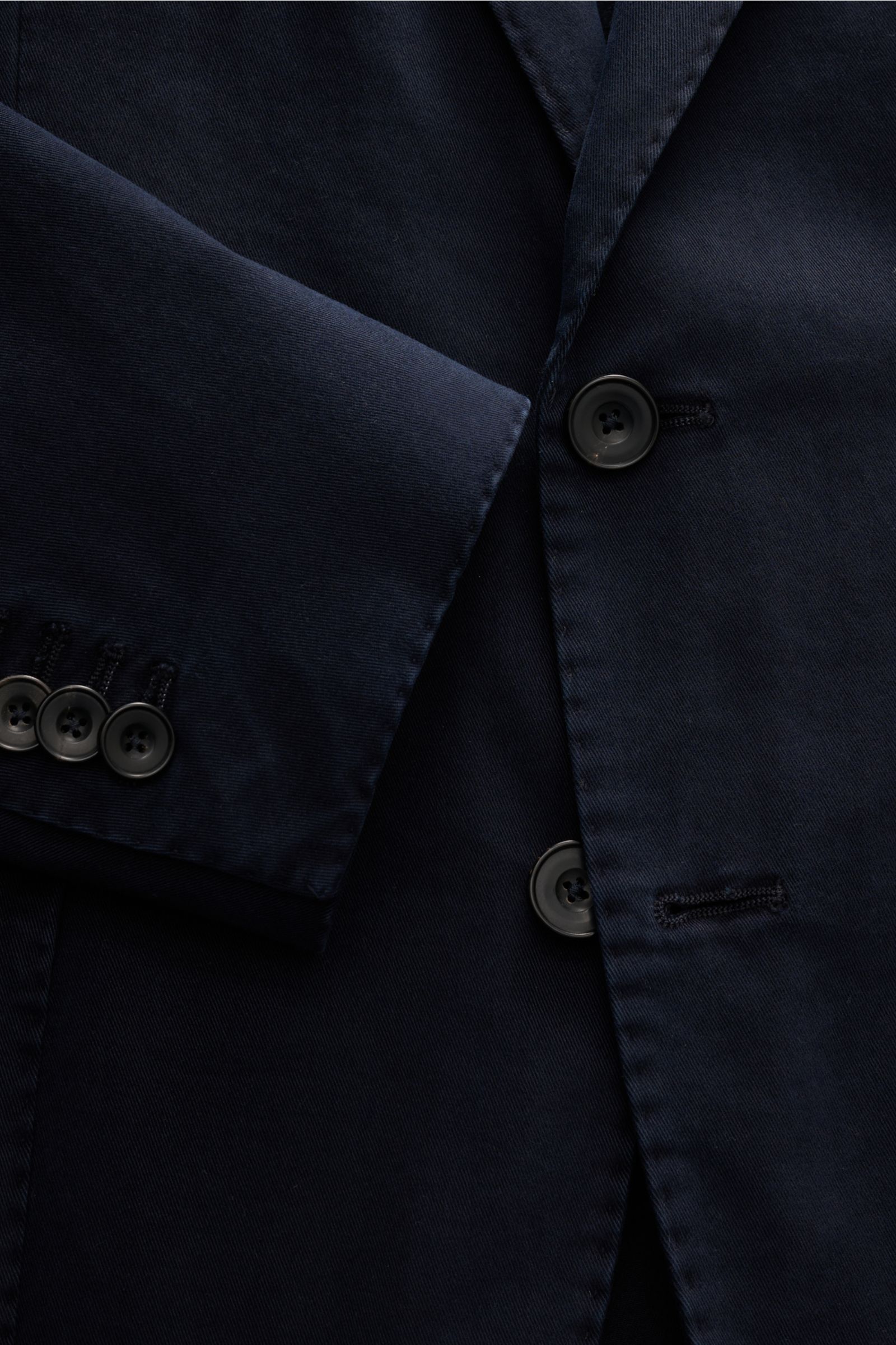 Close-up front view of the Santaniello Anzug grau, showcasing the slim fit jacket's structured cotton-linen mix, two-button style, and button details on sleeve and front.