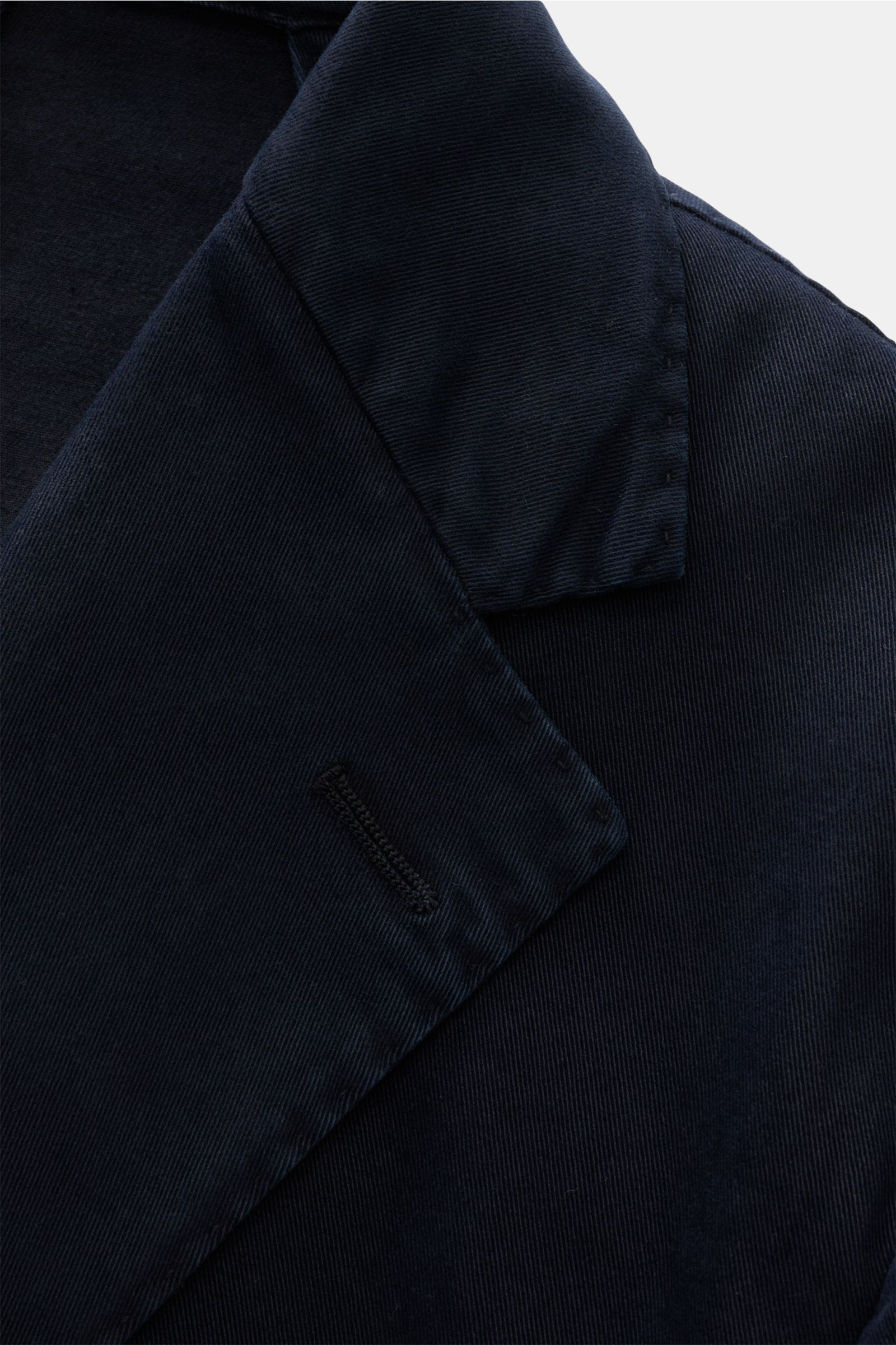 Close-up front angle of the dark grey Santaniello Anzug grau jacket lapel showing textured cotton-linen blend fabric with subtle vintage look.
