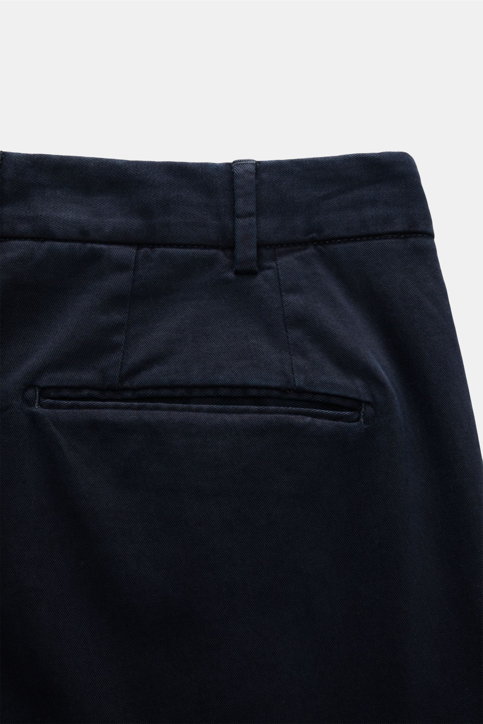 Close-up rear view of the slim fit Santaniello Anzug grau pants in dark fabric, featuring a narrow welt pocket, belt loop, and fine stitching. Lässigkeit trifft Stil: Dieser Anzug von SANTANIELLO überzeugt mit einem markant strukturierten Baumwoll-Leinen-