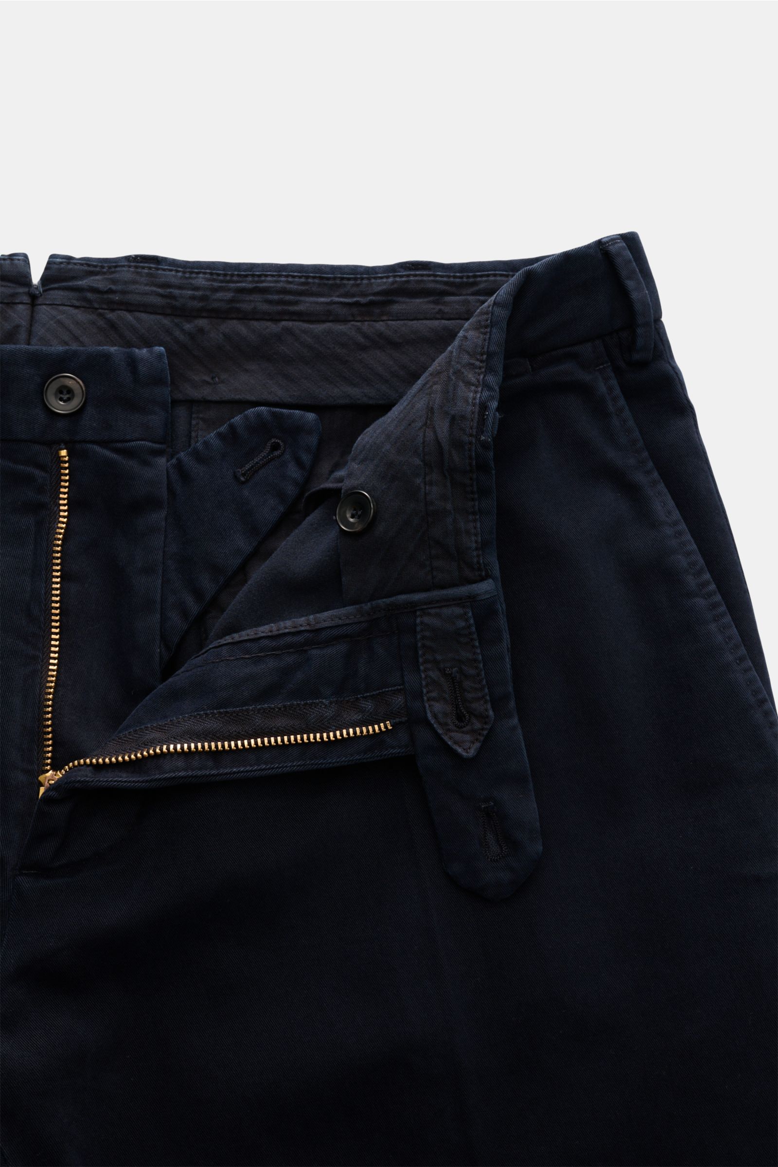 Close-up front view of the navy pants from the Santaniello Anzug grau, showing the zipper, button, and waistband details, slim fit with French pockets. Lässigkeit trifft Stil: Dieser Anzug von SANTANIELLO überzeugt mit einem markant strukturierten Baumwol
