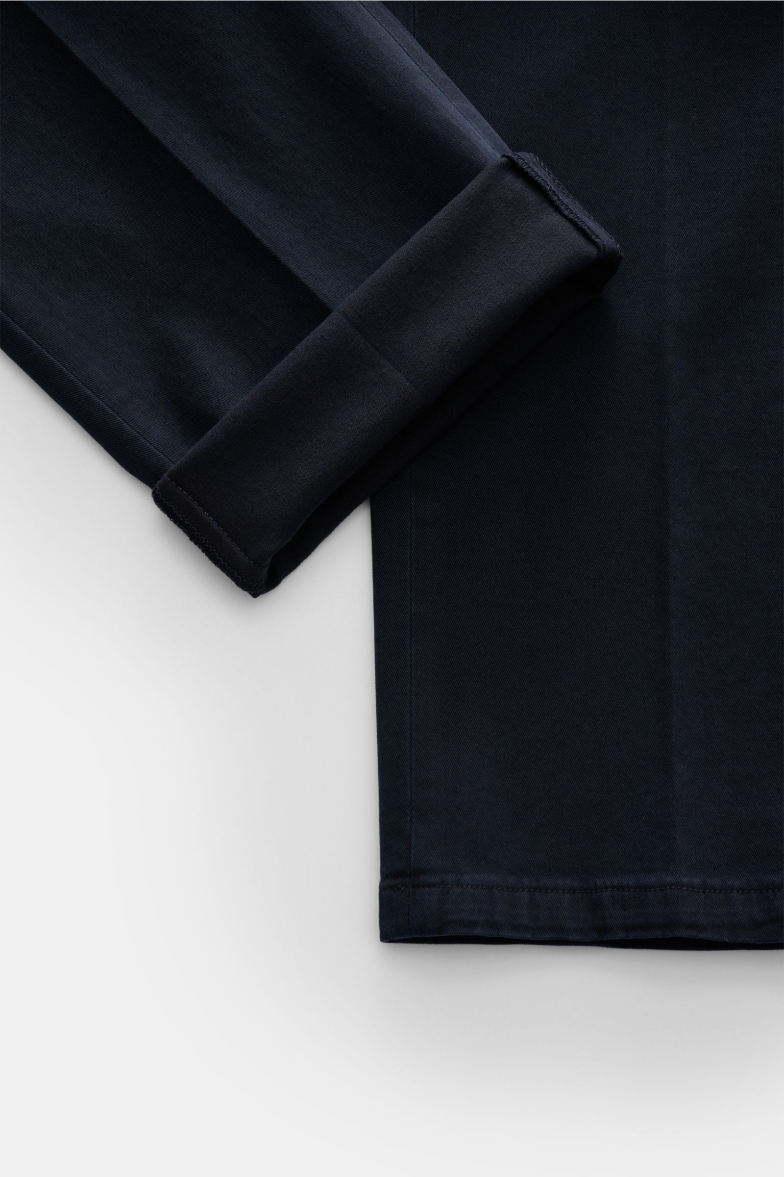 Close-up view of the sleeve and lower side of the Santaniello Anzug grau, showcasing the cotton-linen blend fabric with a lightly textured, vintage-style weave, highlighting the slim fit and unconstructed design.