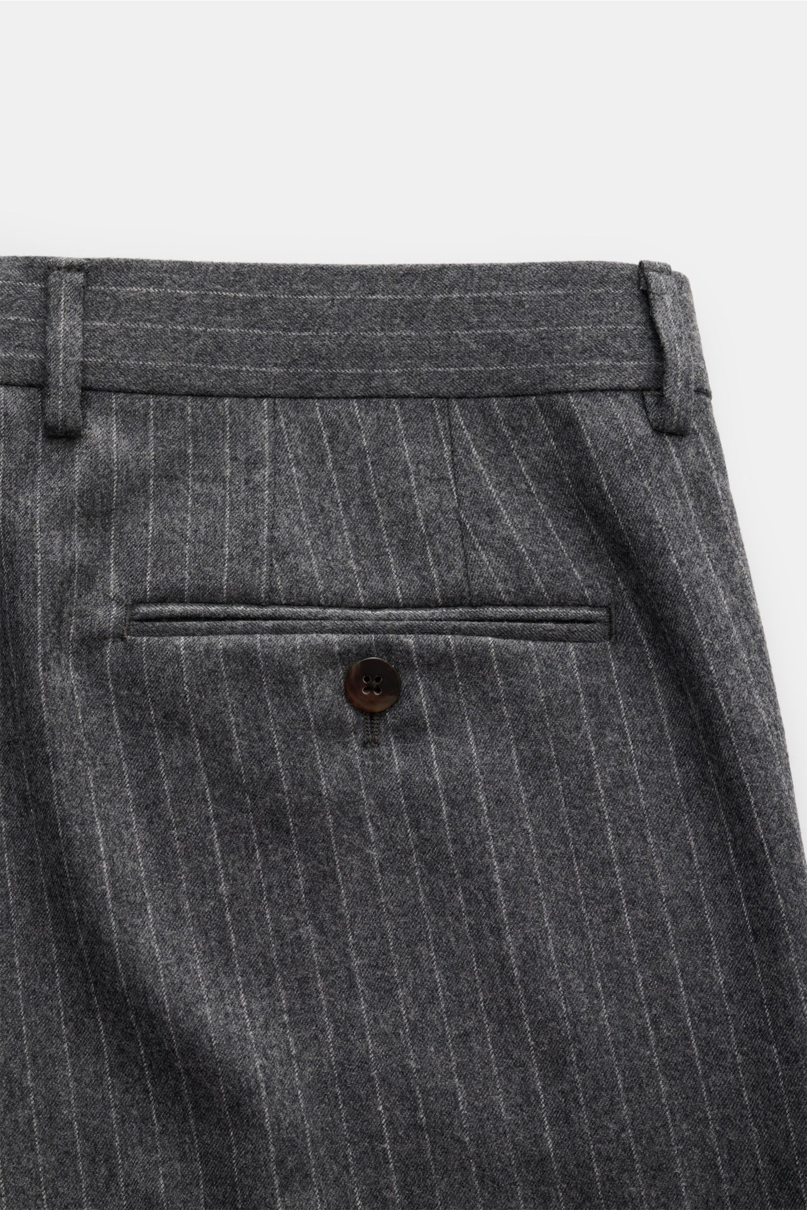 Close-up rear view of the Caruso Anzug 'Aida' dunkelgrau gestreift trousers, showing fine pinstripes, buttoned welt pocket, and belt loop.