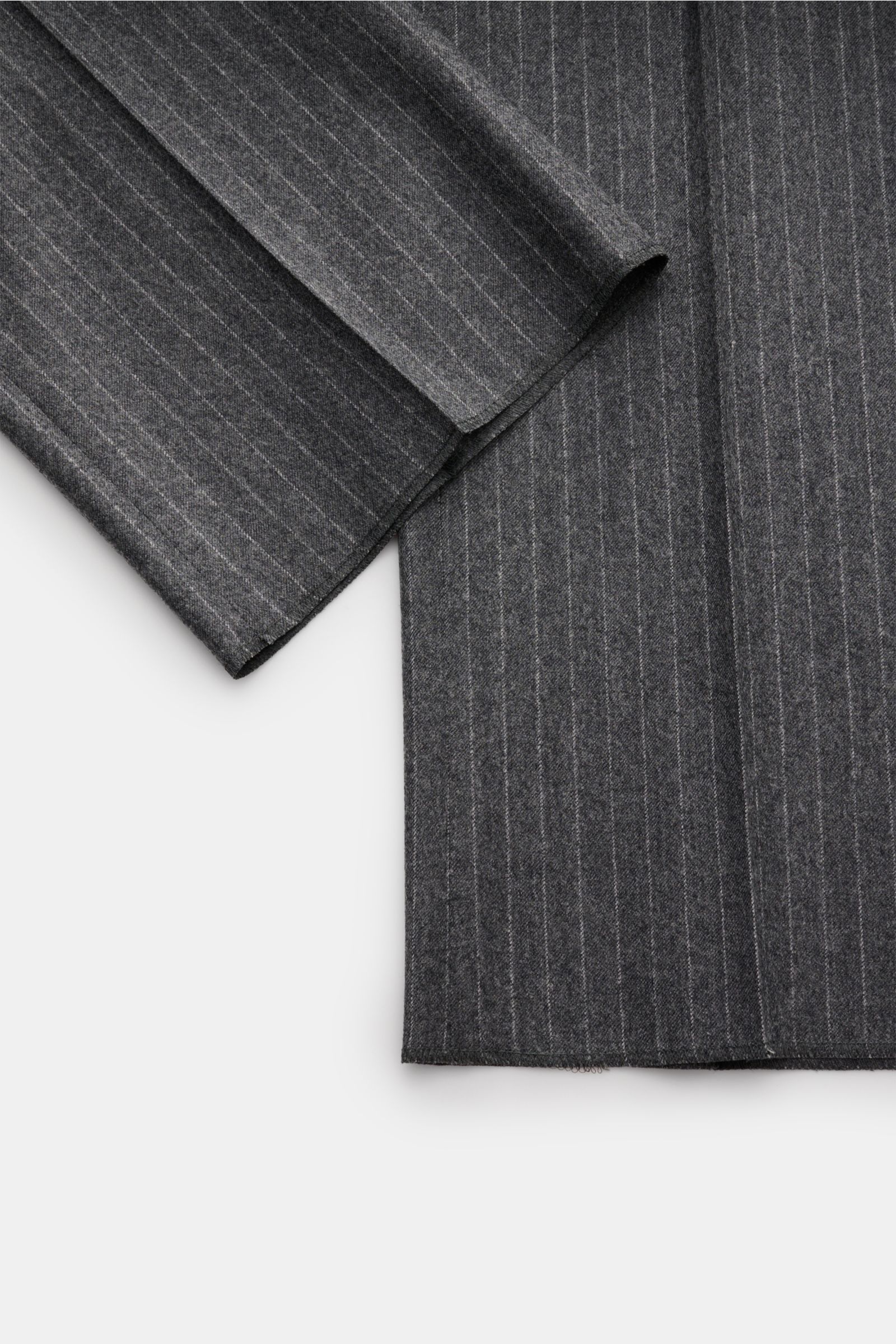 Close-up front view of the sleeve and hem of the Caruso Anzug 'Aida' dunkelgrau gestreift, showing fine pinstripes on lightweight wool fabric.