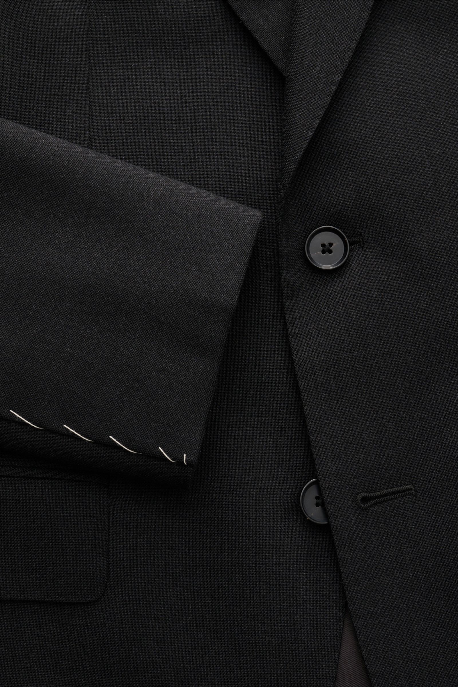 Caruso Anzug 'Aida' anthrazit, Detailaufnahme von Sakko aus reiner Wolle mit tailliertem Zwei-Knopf-Stil und unfertigen Ärmelabschlüssen.