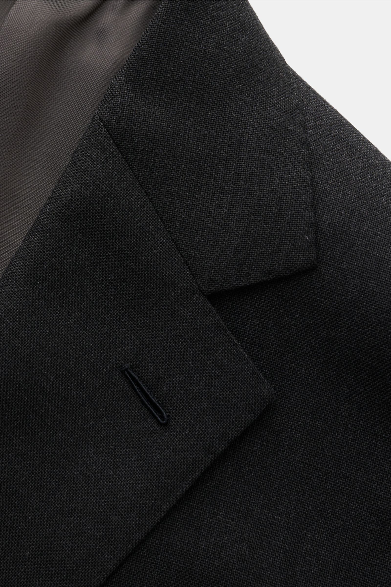 Nahaufnahme des fallenden Revers am Sakko des Caruso Anzug 'Aida' anthrazit aus reiner Wolle mit leicht griffiger Haptik.