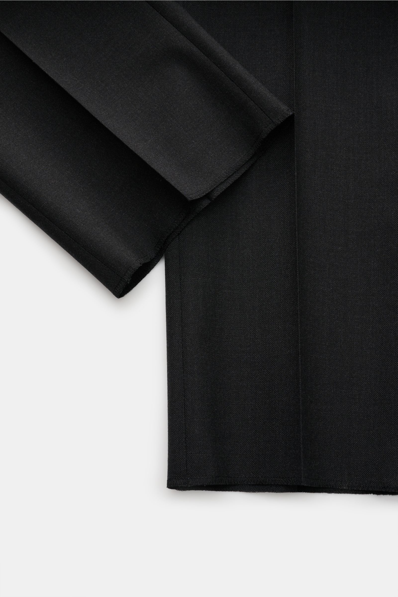 Caruso Anzug 'Aida' anthrazit, Detailaufnahme der Ärmel und Saum in Slim Fit aus reiner Wolle mit feiner Struktur.