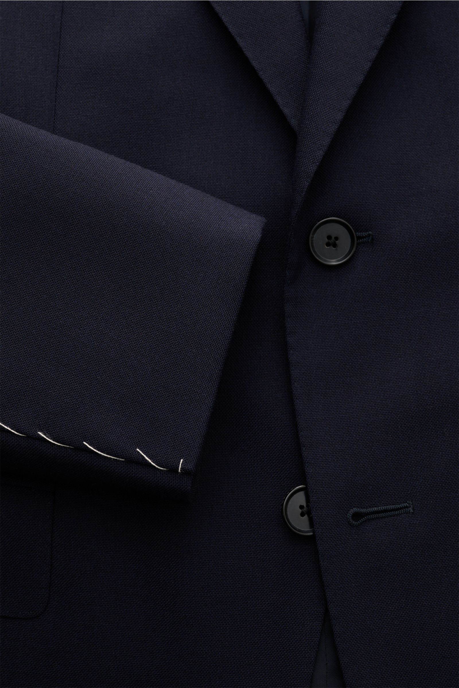 Nahaufnahme des Caruso Anzug 'Aida' navy aus reiner Wolle, Slim Fit Sakko mit Zwei-Knopf-Stil und detailreicher Ärmelnaht.