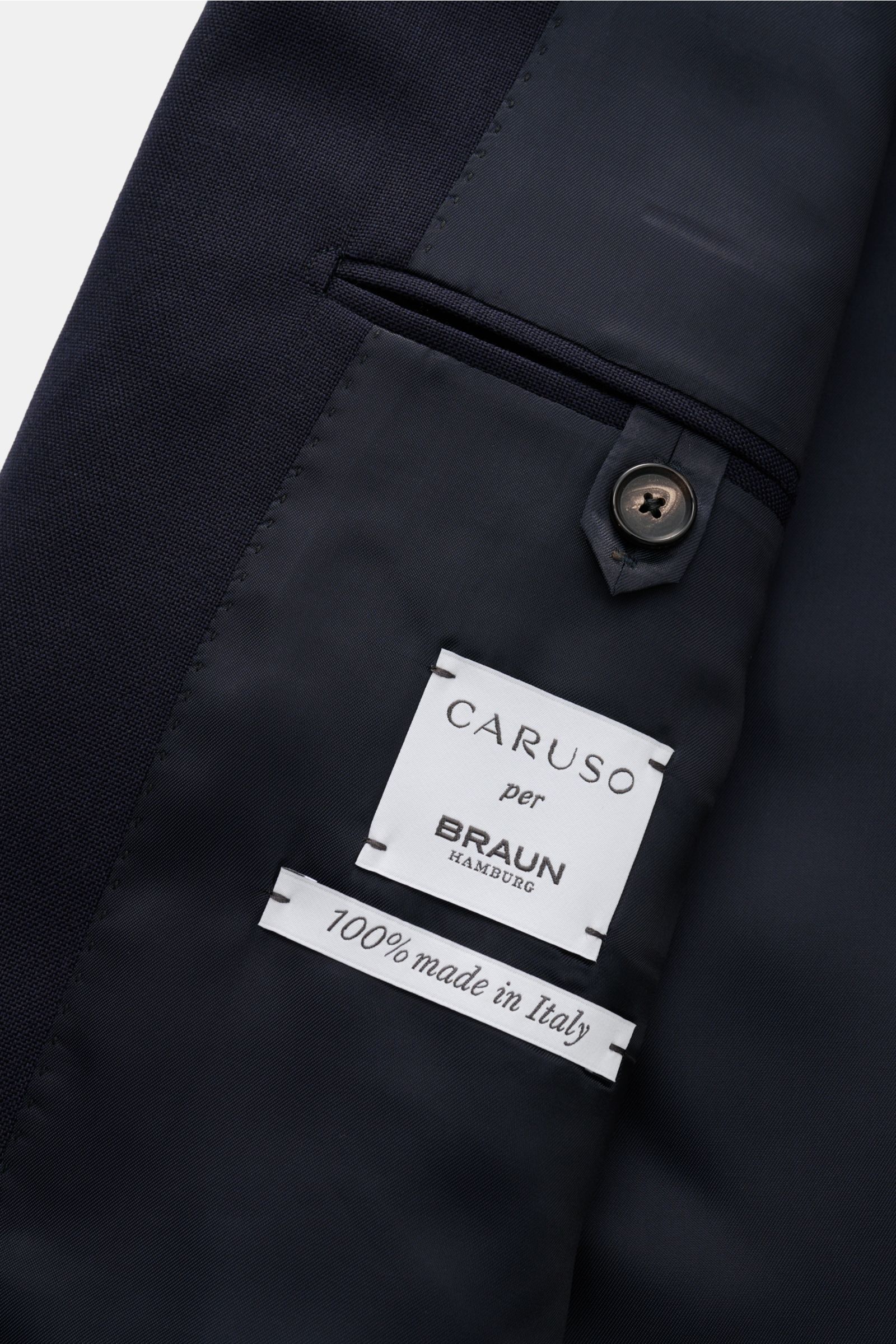 Innenaufnahme des Caruso Anzug 'Aida' navy zeigt das Innenfutter mit Etiketten, Knopf und feinster Wolle, elegant und zeitlos.