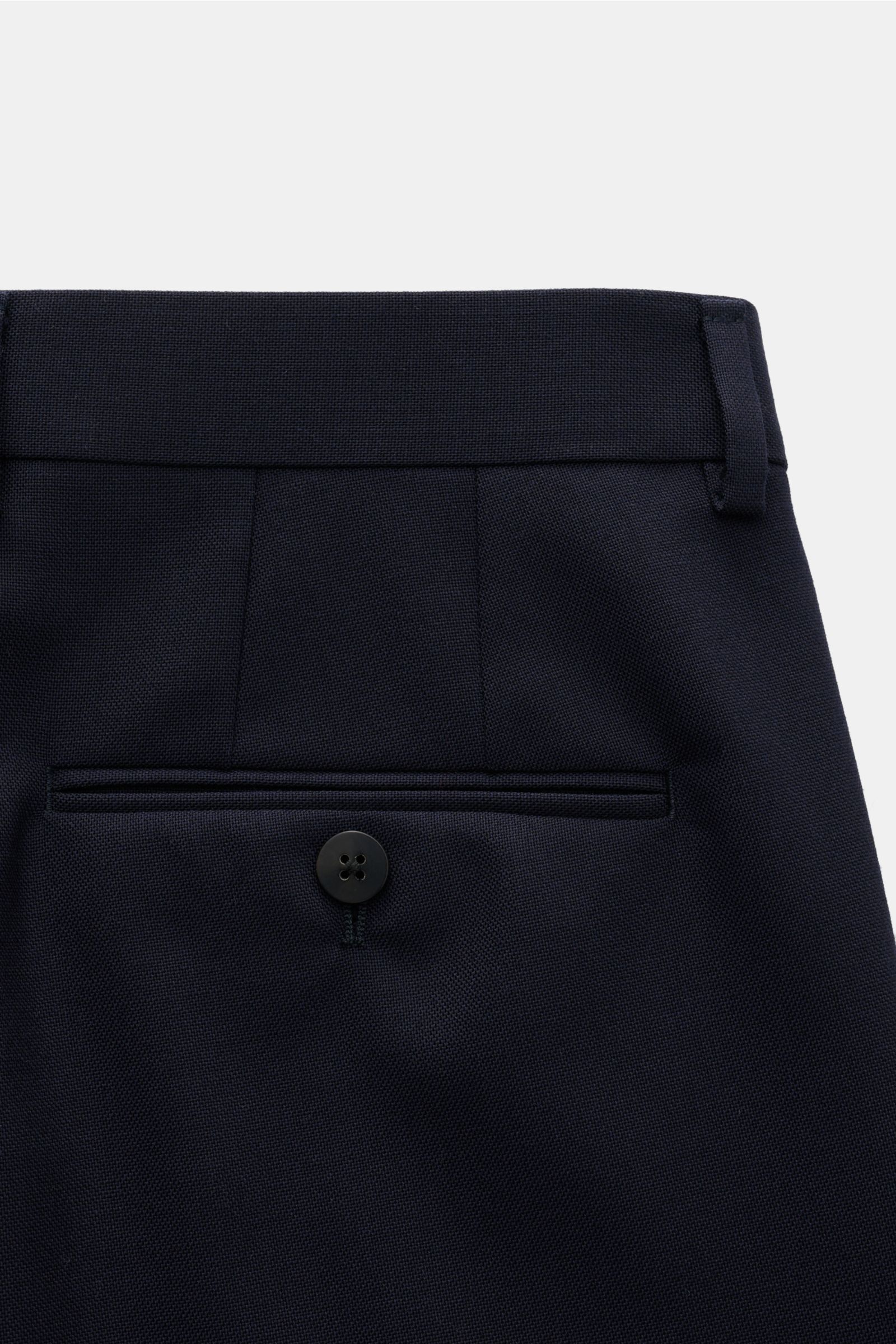 Caruso Anzug 'Aida' navy, Detailansicht der Rückseite der Hose aus reiner, griffiger Wolle mit Knopf-Gesäßtasche, Slim Fit.