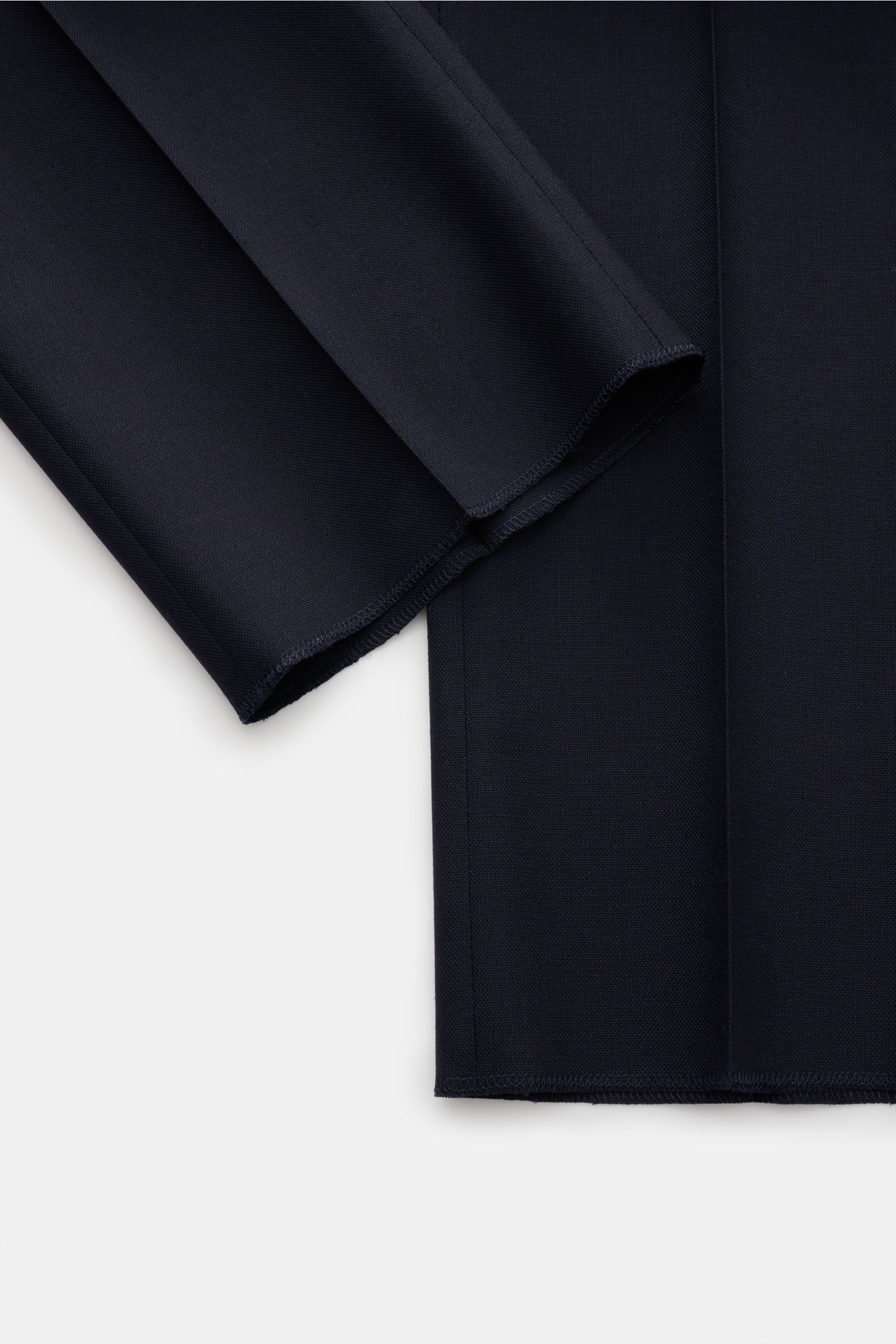 Caruso Anzug 'Aida' navy, Detailaufnahme der Ärmelabschlüsse und Saum, reine Wolle, Slim Fit, taillierter Zwei-Knopf-Stil, klassische Taschen.