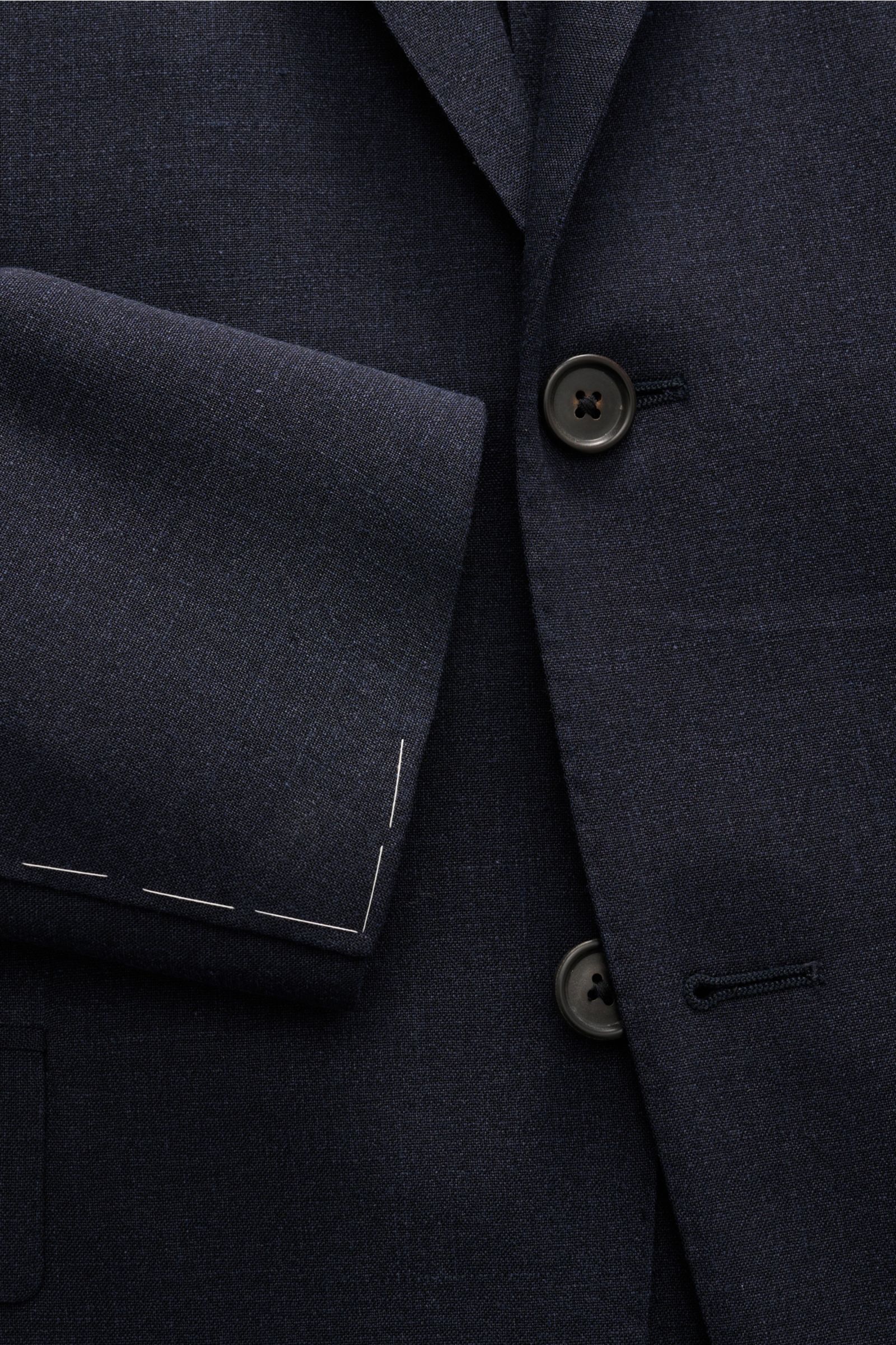 Nahaufnahme des navy melierten Corneliani Anzugs aus Schurwolle, Seide, Leinen, Slim Fit, tailliertes Sakko mit fallendem Revers, unfertigen Ärmelabschlüssen.