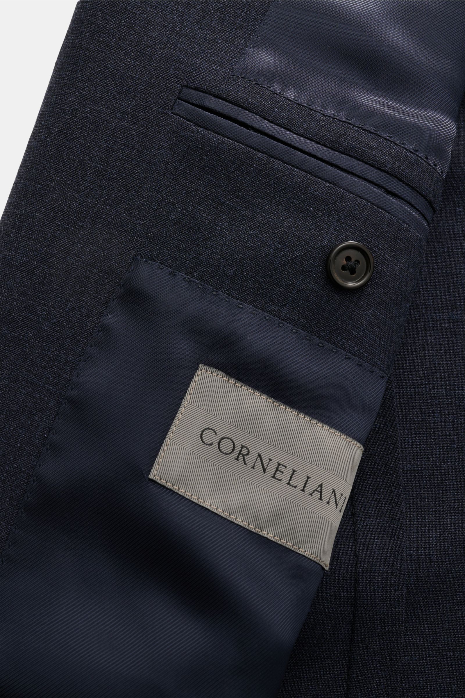 Nahaufnahme des Corneliani Anzugs navy meliert von innen mit weichem Futter, Tailliertem Zwei-Knopf-Sakko und Innenetikett.