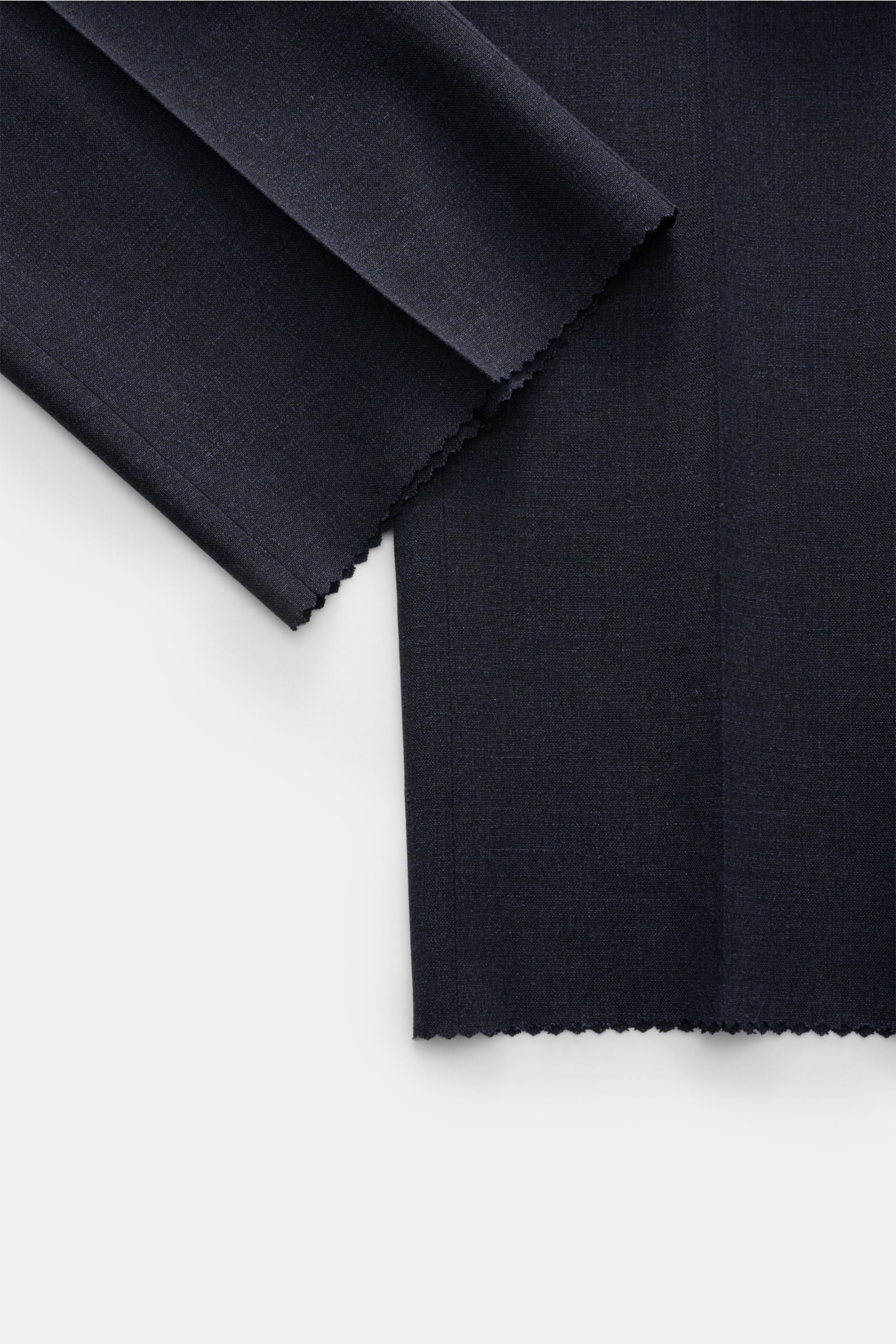 Corneliani Anzug navy meliert, Detailaufnahme von Hose und Sakko aus Schurwolle, Seide, Leinen, Slim Fit mit tailliertem Sakko, fallendem Revers, offenen Ärmeln, schmal zulaufender Hose.