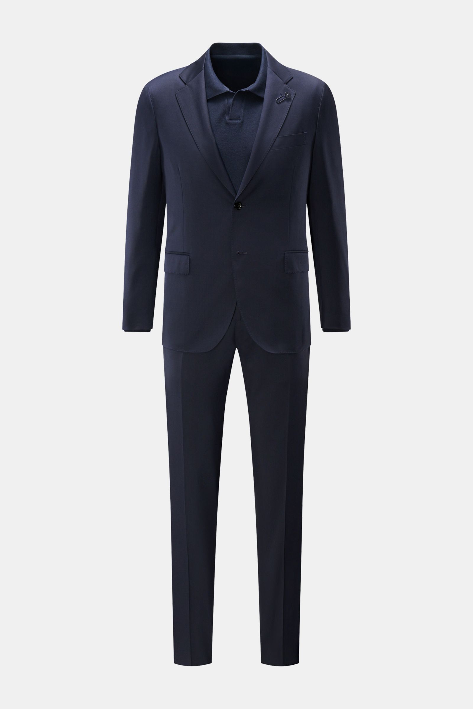 Lardini Anzug navy aus reiner Schurwolle, Slim Fit, weicher Griff, frontale Ansicht, Sakko tailliert mit fallendem Revers und Blüten-Anstecker, zwei Innentaschen, Hose schmal zulaufend mit französischen Taschen.