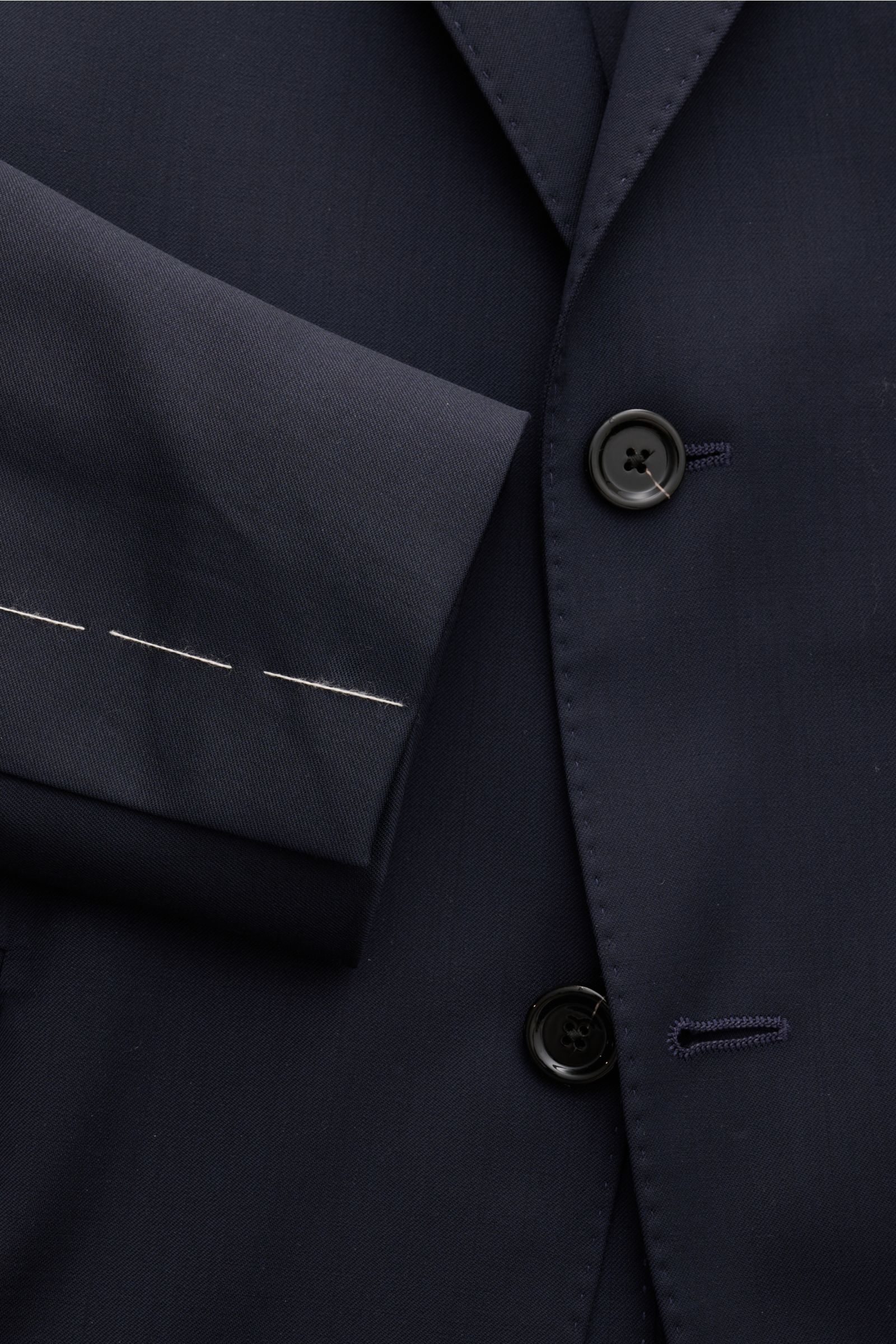 Lardini Anzug navy aus reiner Schurwolle, Slim Fit, weicher Griff, Detailaufnahme Sakko mit tailliertem Zwei-Knopf-Stil, fallendem Revers.