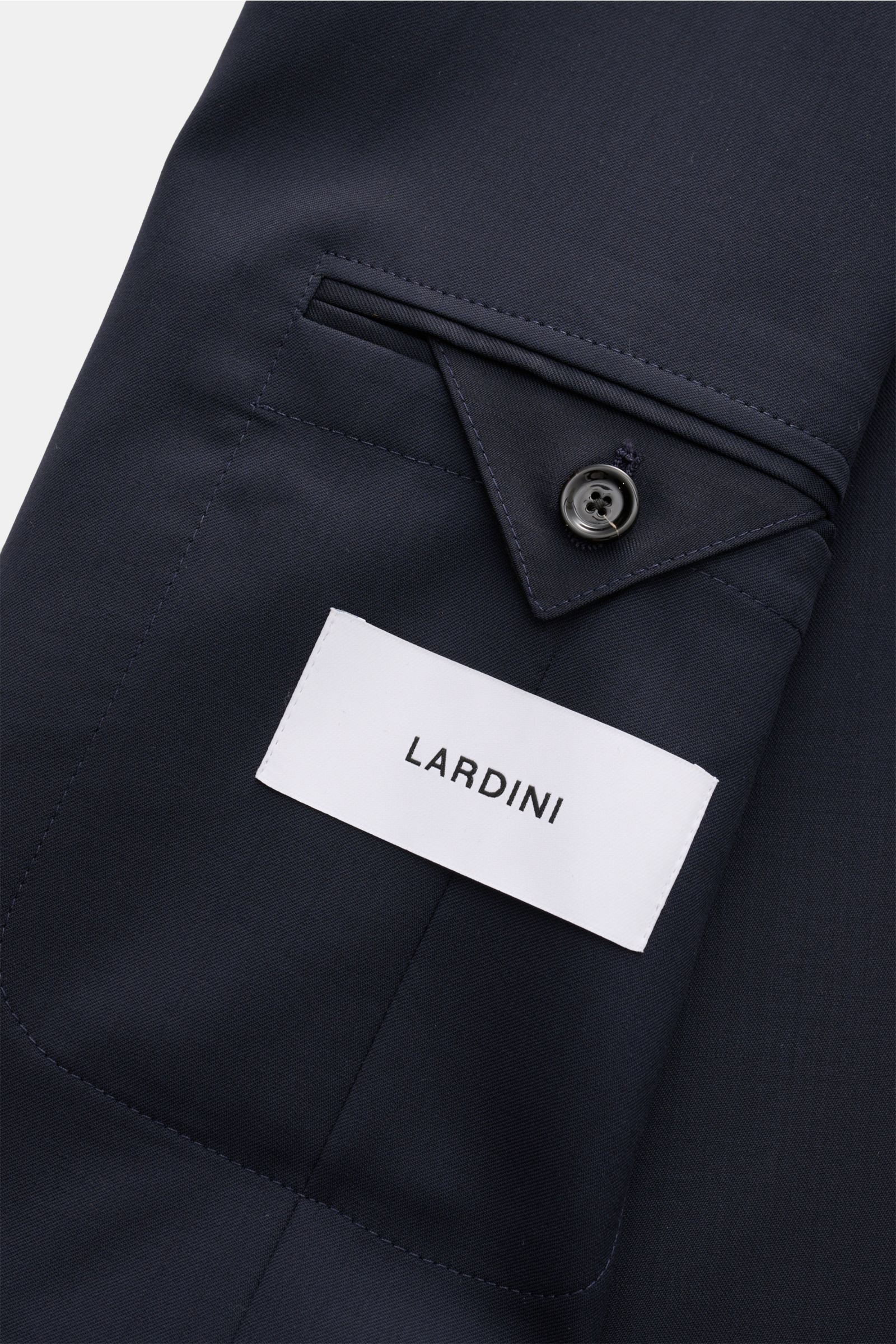 Nahaufnahme des Innenfutters vom Lardini Anzug navy aus reiner Schurwolle, weicher Griff, Slim Fit, mit Label auf Innentasche.