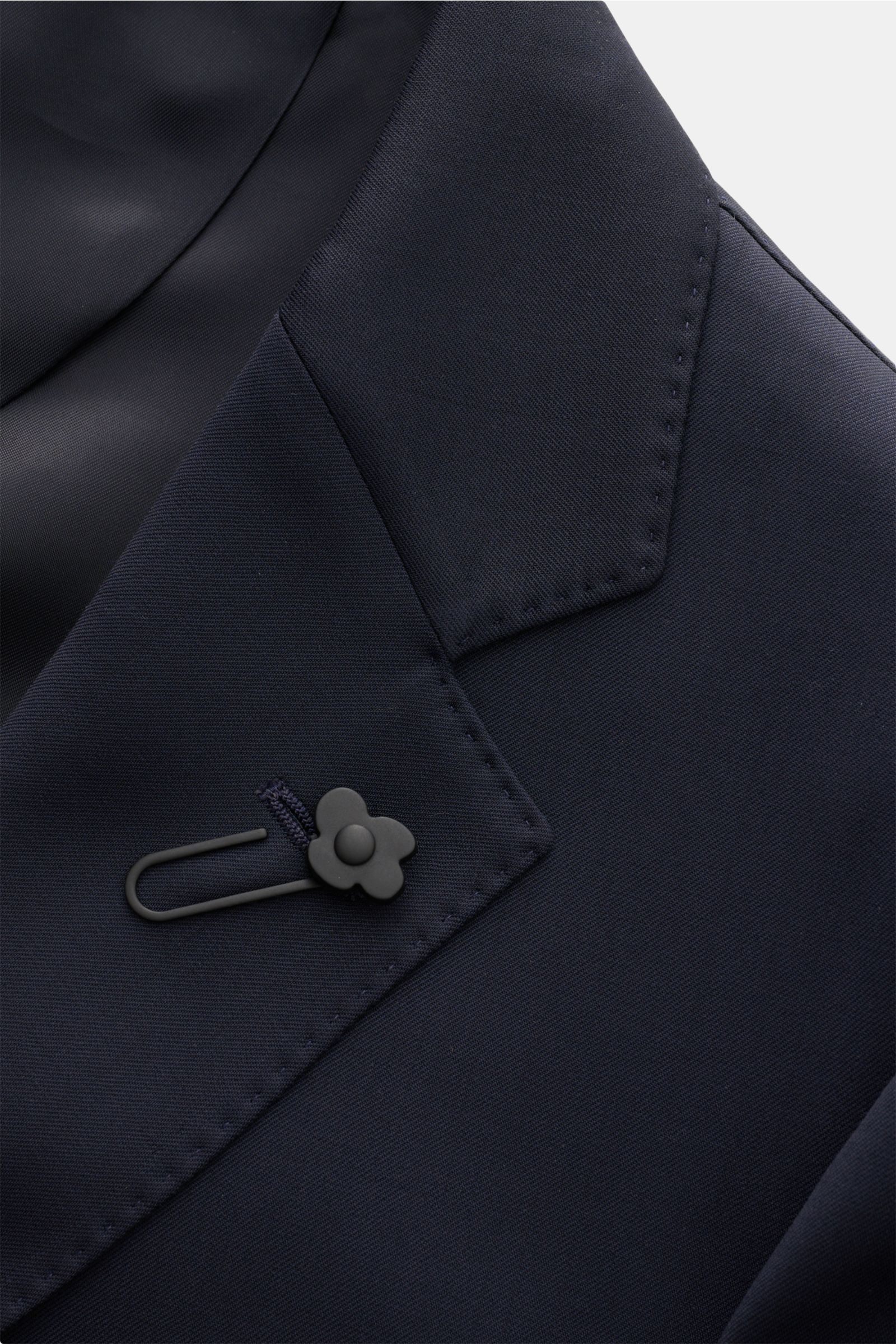 Nahaufnahme des fallenden Revers mit Blüten-Anstecker des taillierten Lardini Anzug navy aus reiner Schurwolle mit weichem Griff, Slim Fit.