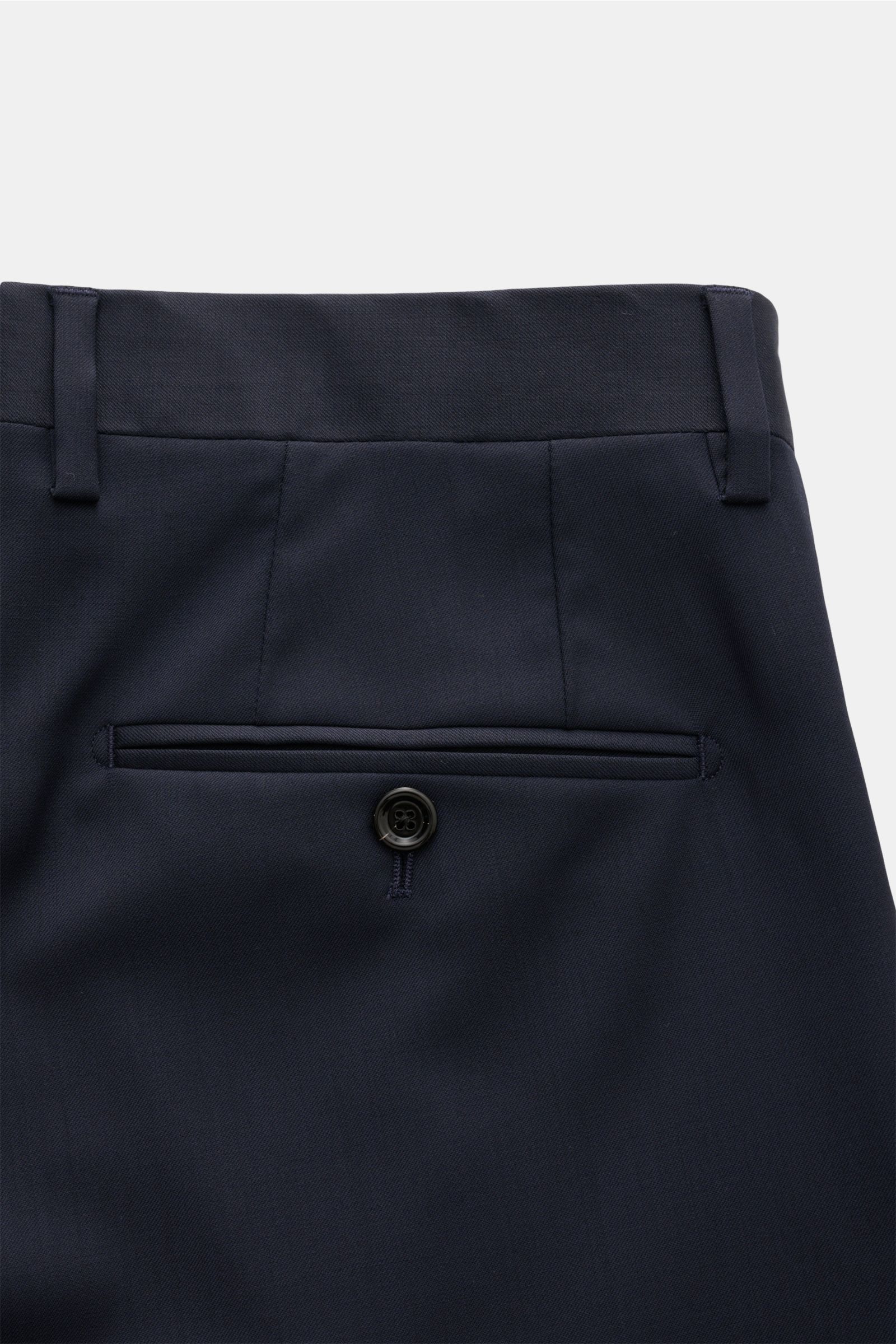 Lardini Anzug navy, Detailansicht Hose rückseitige paspelierte Gesäßtasche mit Knopf, schmal zulaufend, reine Schurwolle, Slim Fit, weicher Griff