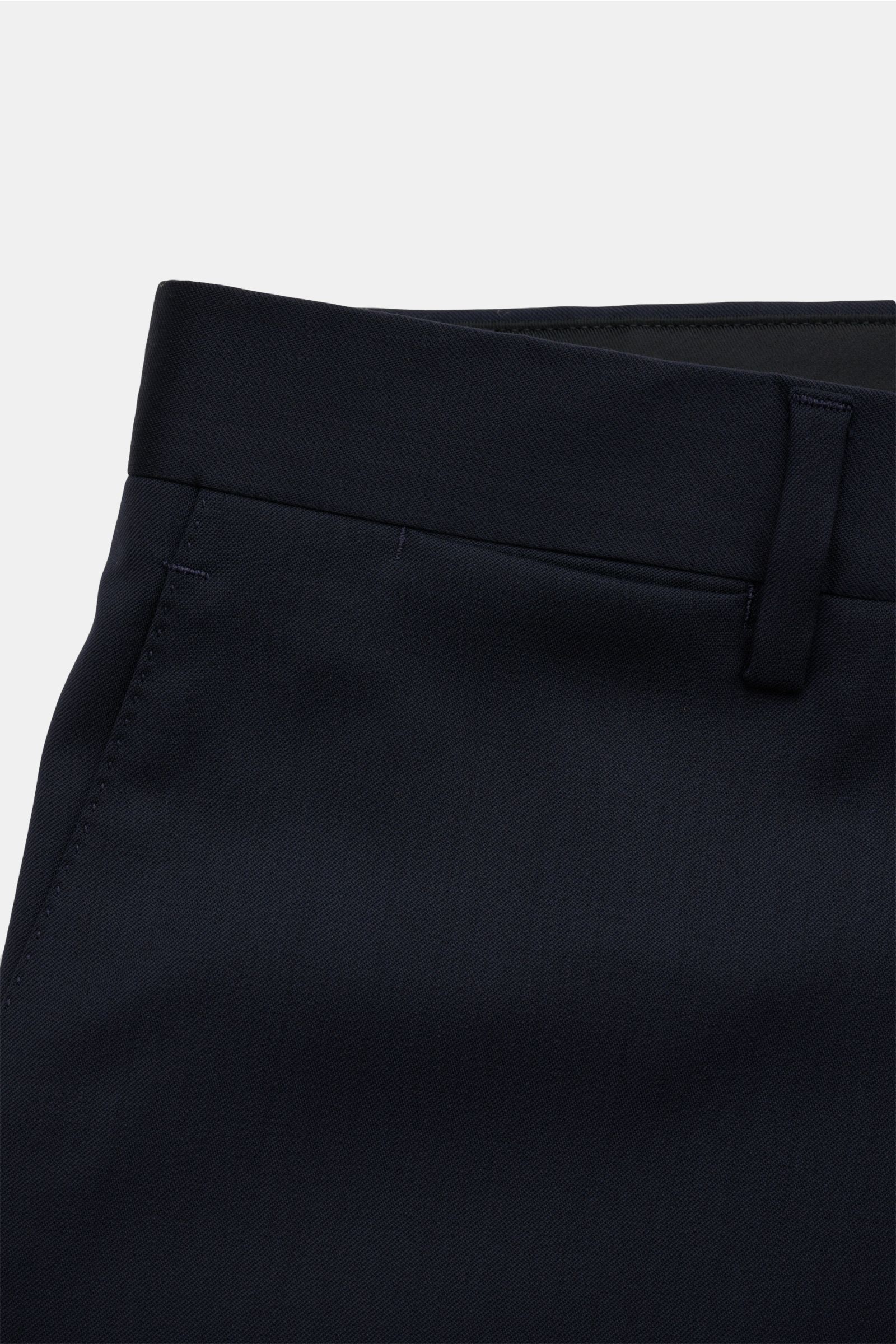 Lardini Anzug navy, Detailansicht der Hose aus reiner Schurwolle, weicher Griff, Slim Fit, schmal zulaufend, französische Taschen, Bundknöpfe, Uhrentasche, paspelierte Gesäßtaschen.