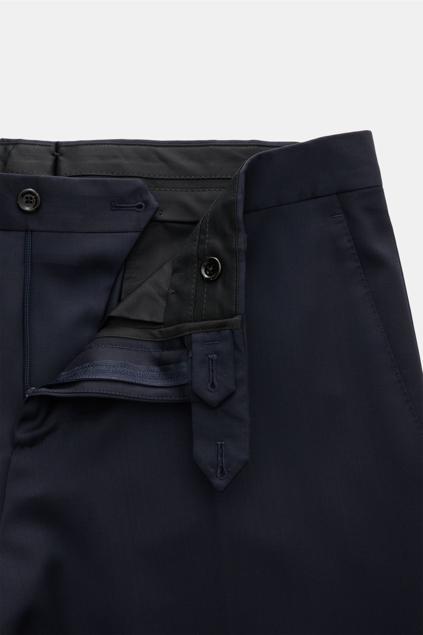 Lardini Anzug navy aus reiner Schurwolle, Slim Fit Hose schmal zulaufend mit Knöpfen, Reißverschluss und französischen Taschen, Detailansicht Bund.