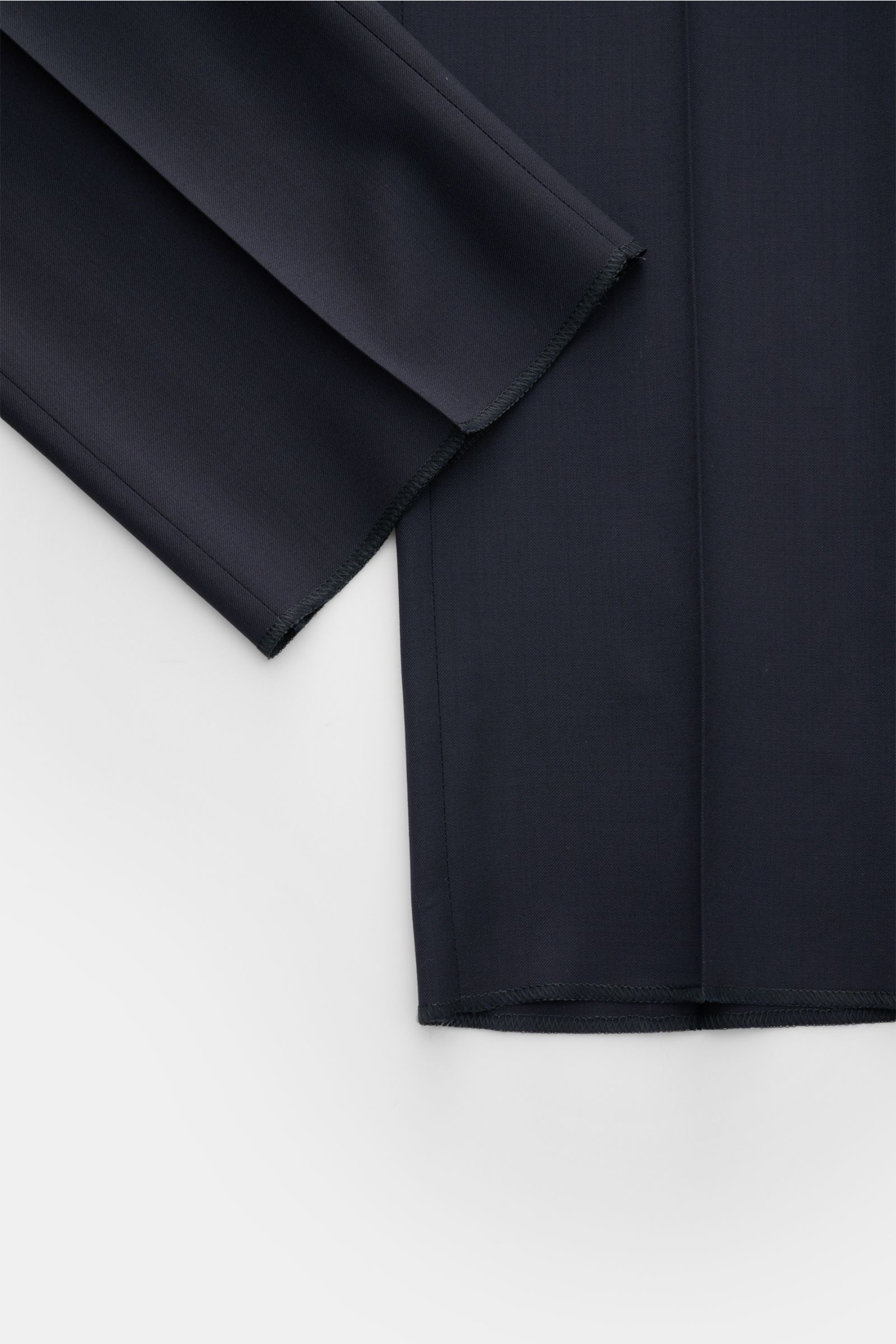 Lardini Anzug navy aus reiner Schurwolle, weicher Griff, Slim Fit, Detailansicht Ärmelabschlüsse unfertig, schmal zulaufende Hose.