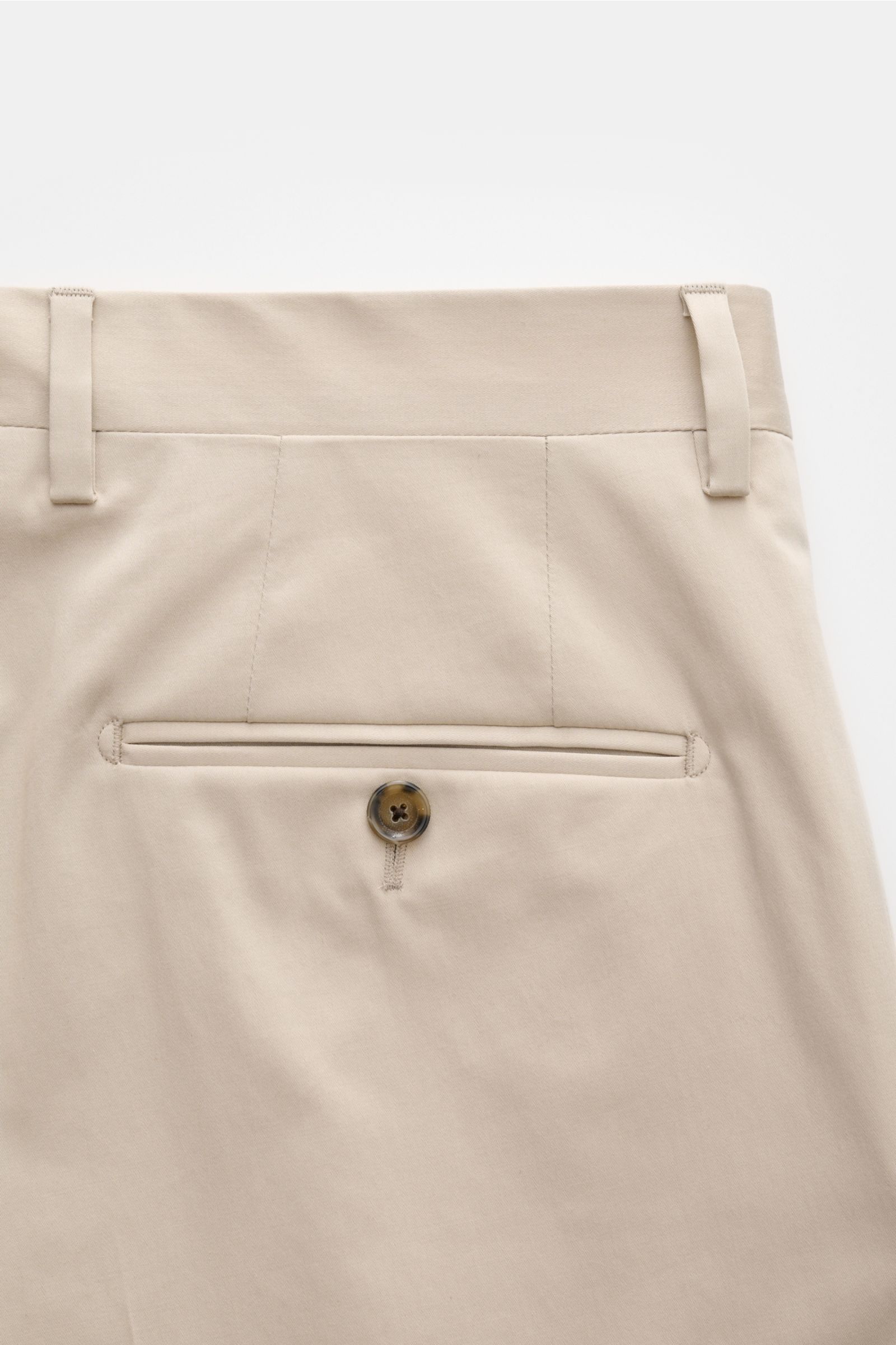 Lardini Anzug beige, Detailansicht der Rückseite der Hose aus elastischer Baumwolle mit paspelierter Gesäßtasche und Knopfverschluss.