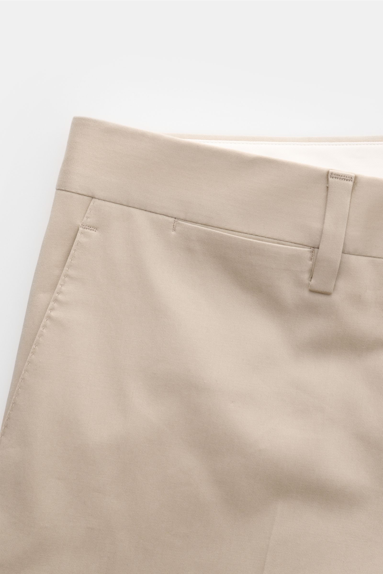 Lardini Anzug beige, Detailansicht der elastischen Baumwollhose mit französischer Tasche und Knopfleiste, weicher Griff, reguläre Oberschenkelweite.
